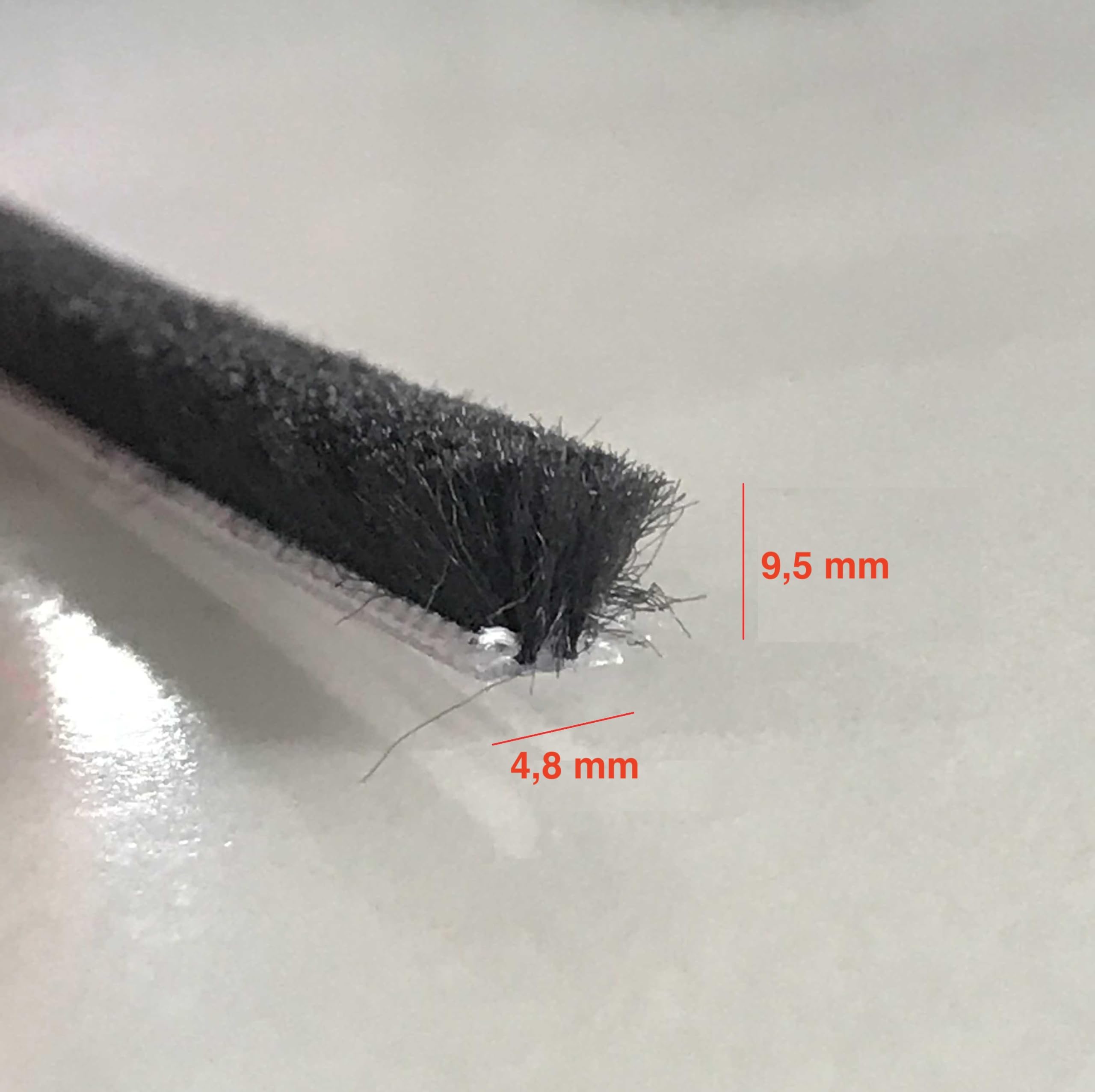 Spazzolino per zanzariere - per barramaniglia o guide - 3,70 mt - Made in Italy. (4,8x9,5mm)