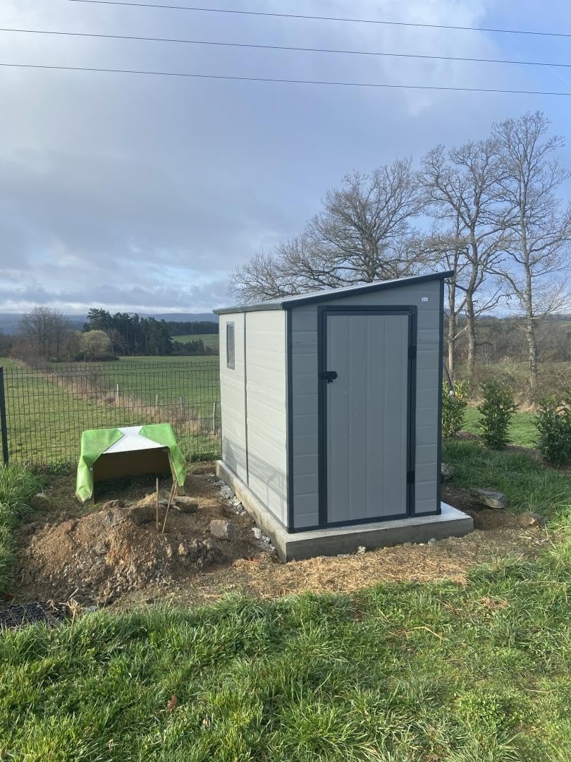 Jôbu Abri de Jardin Adossé en Résine 3,55m² | Gris Clair avec Fenêtre et Aération | Kit de Fondation Inclus | Structure Acier Galvanisé