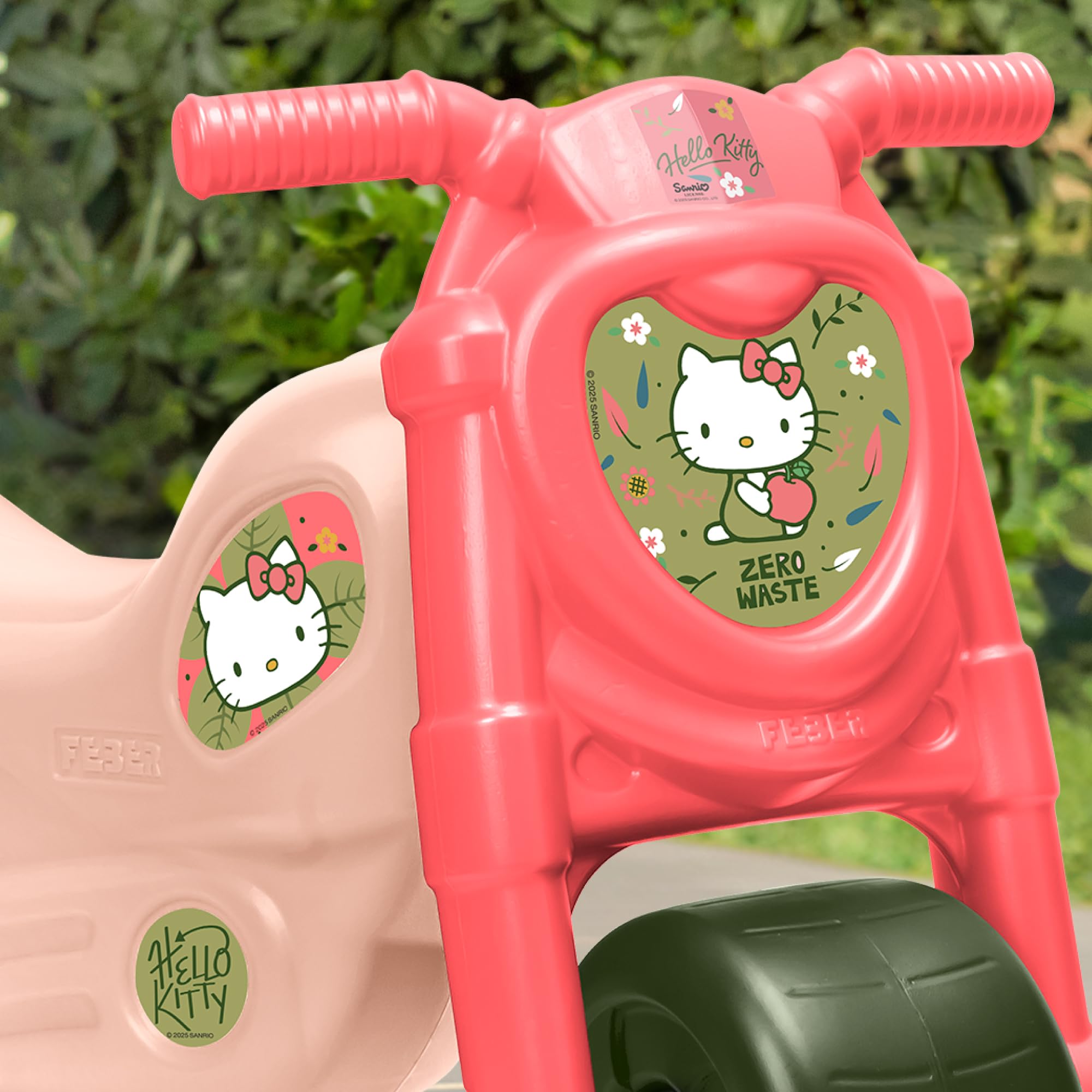 FEBER - Hello Kitty Motofeber, Correpasillos con Forma de Moto y con Pegatinas Divertidas de Hello Kitty, Estable y Seguro, Desarrollo niños y niñas de 18 Meses a 3 años, Famosa (FE200000)
