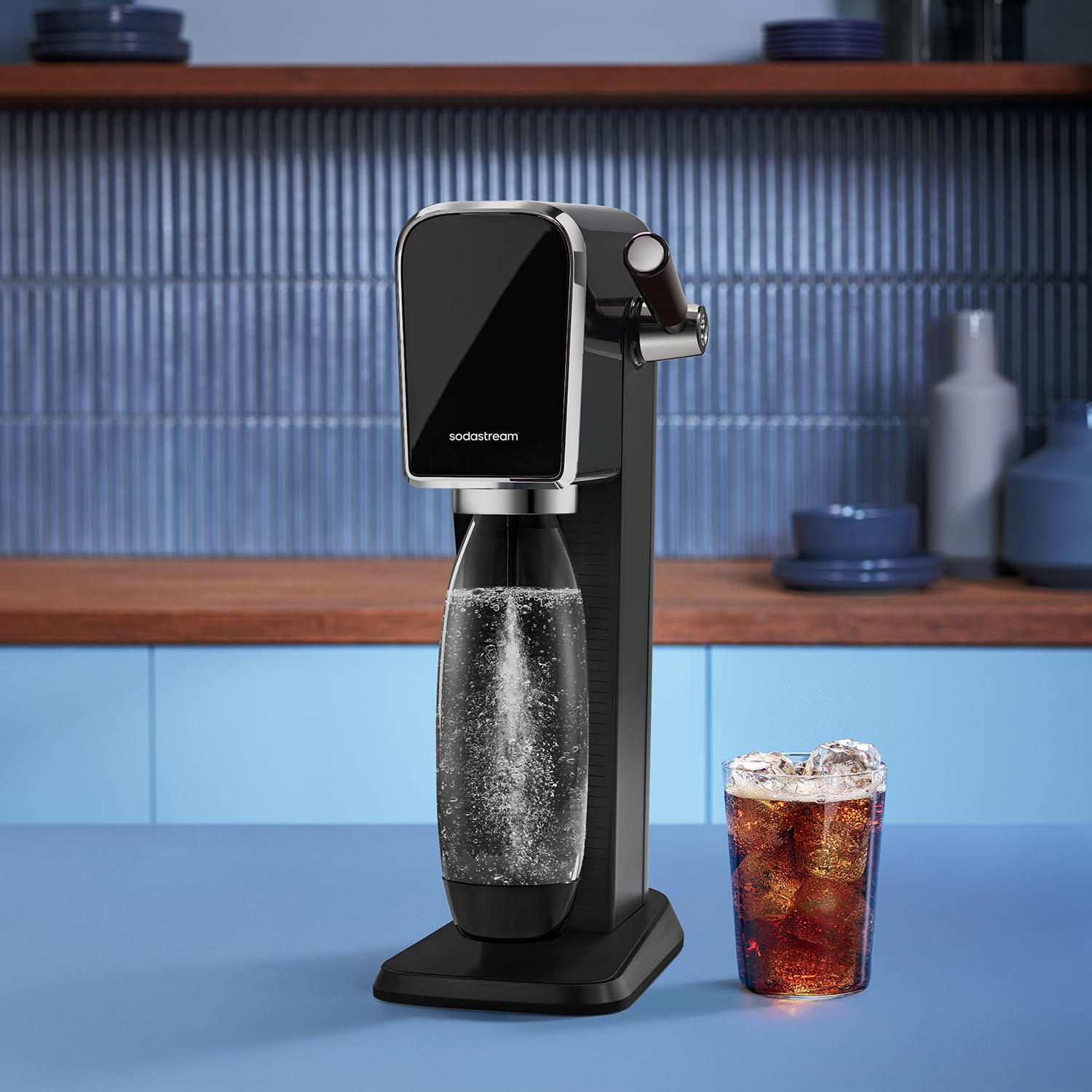 Sodastream Art – Machine à eau pétillante au design rétro avec système CO₂ Quick Connect, cylindre de gaz 60L et 1 bouteille 1L sans BPA inclus, noire