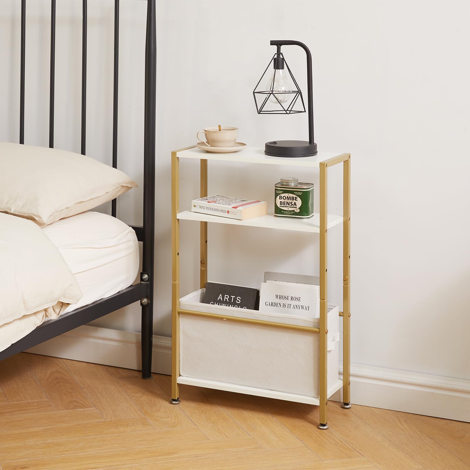 Aibiju Table D'appoint Étroite, Table D'appoint Fine à 3 Niveaux avec Panier en Tissu, Table de Canapé Moderne pour Espaces Étroits et Petits, avec Cadre en Métal Doré, Blanc YD-TM052J