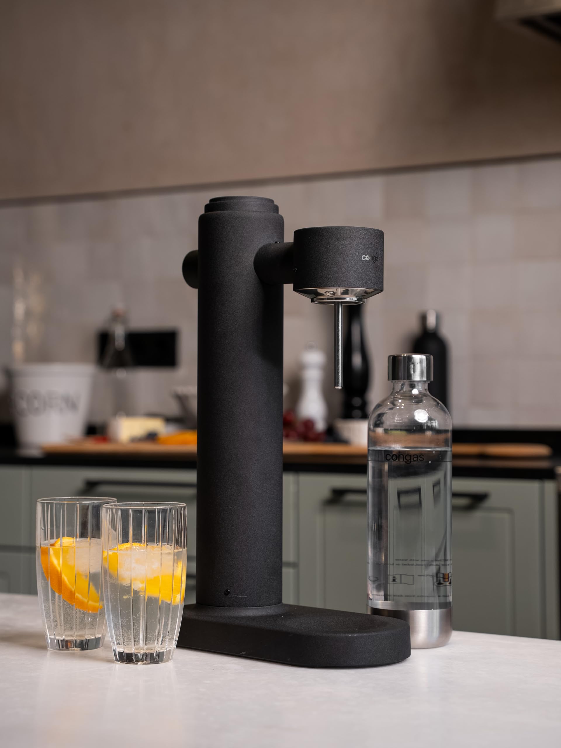 CONGAS Máquina para Hacer Agua con Gas Burbujito – Gasificador Manual de Acero Inoxidable 304 sin Cables ni Pilas – Kit con 2 Botellas de 1L – Compatible con Cilindros de CO2 de Rosca Estándar