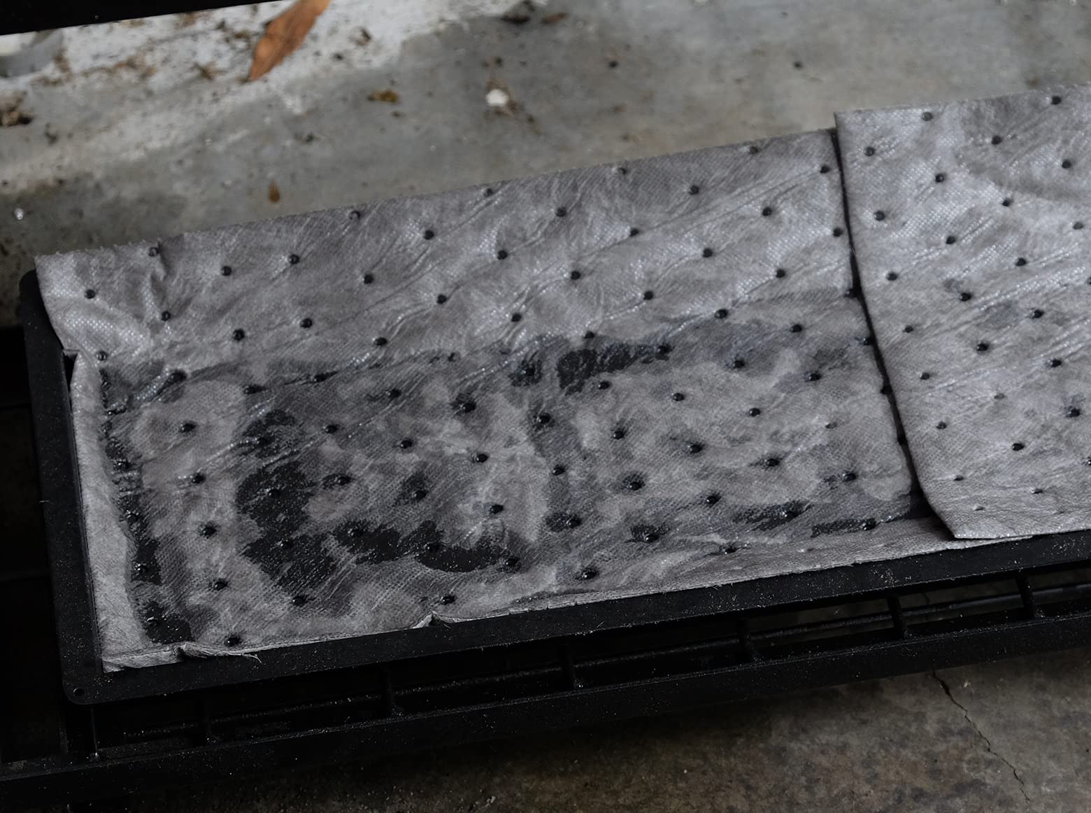 Oil-Dri L90902 15" W x 19" L Universal Heavy Weight Bonded Perforated Pads (100 Mats/Box)