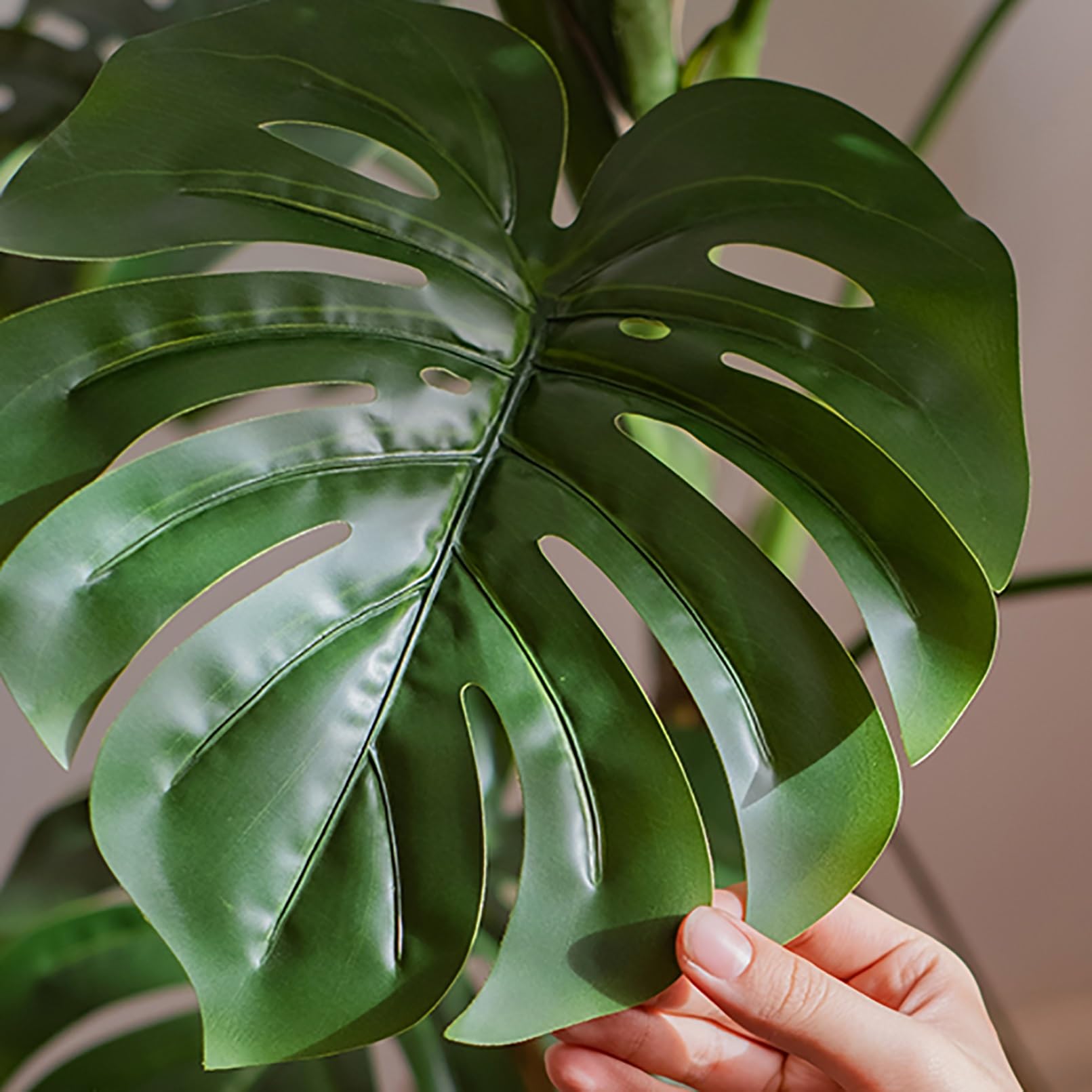 Monstera sztuczna roślina w doniczce, tropikalne sztuczne rośliny