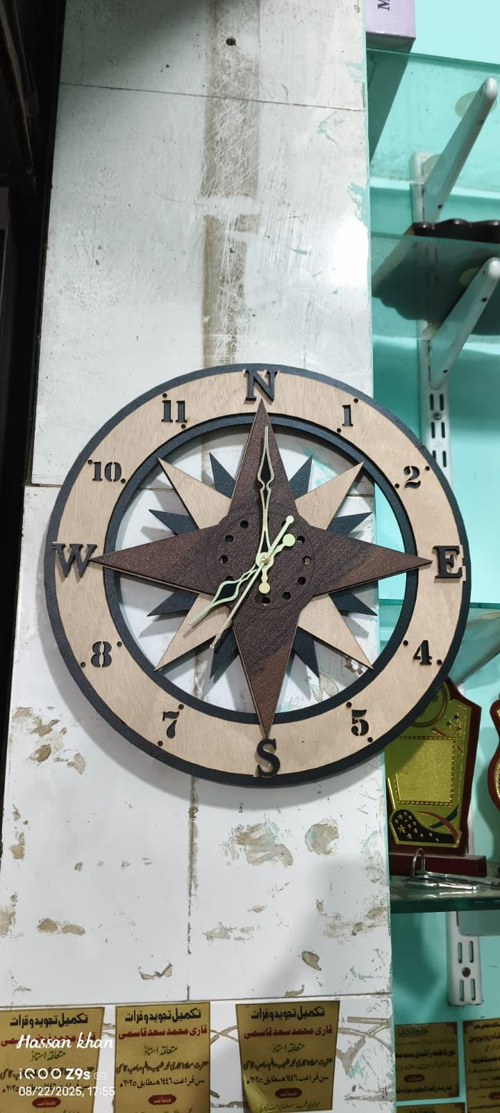 Horloge murale silencieuse boussole marine en bois pour un intérieur calme