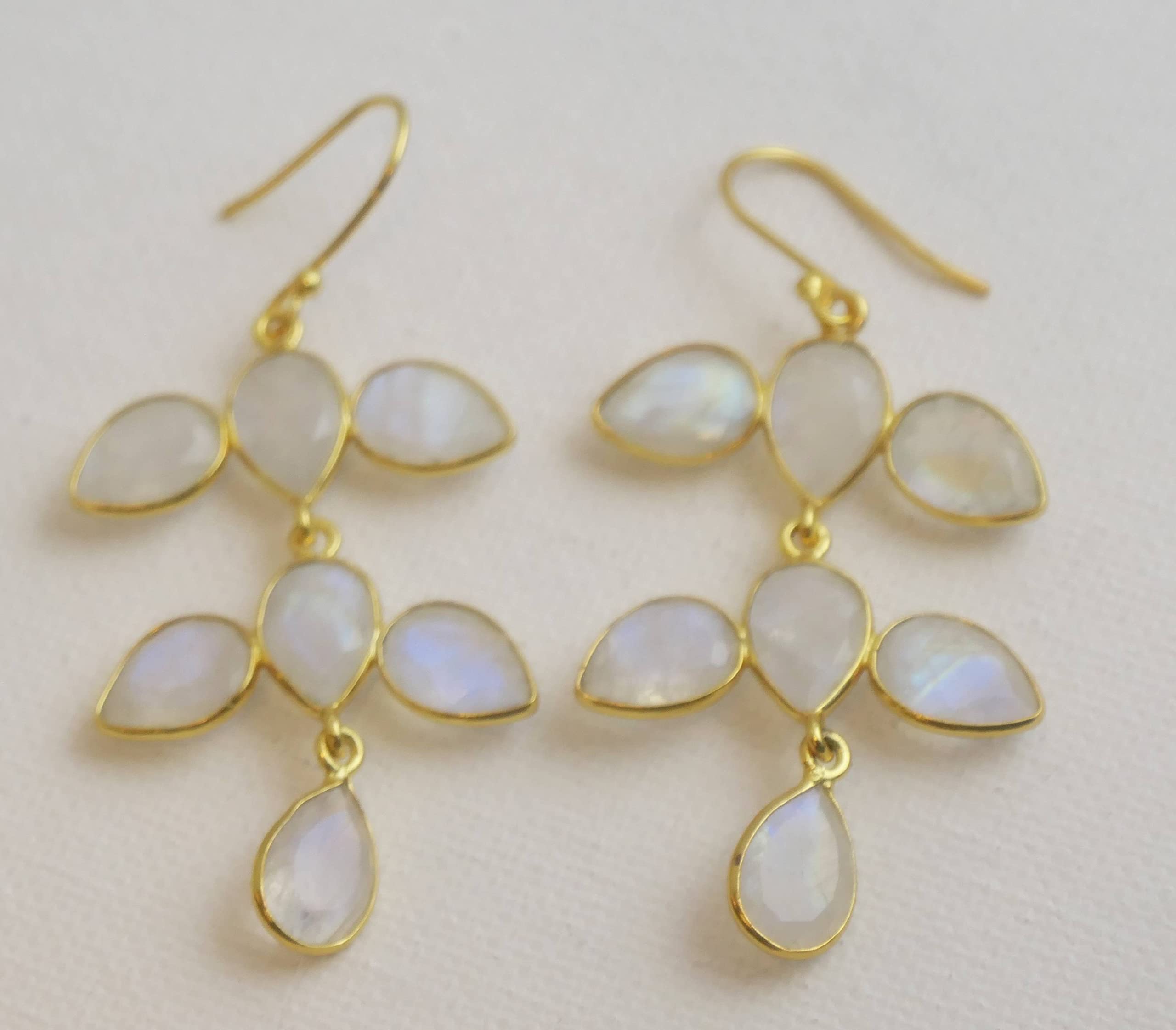 Aretes colgantes de plata esterlina chapados en oro con forma de candelabro de Piedra de la luna