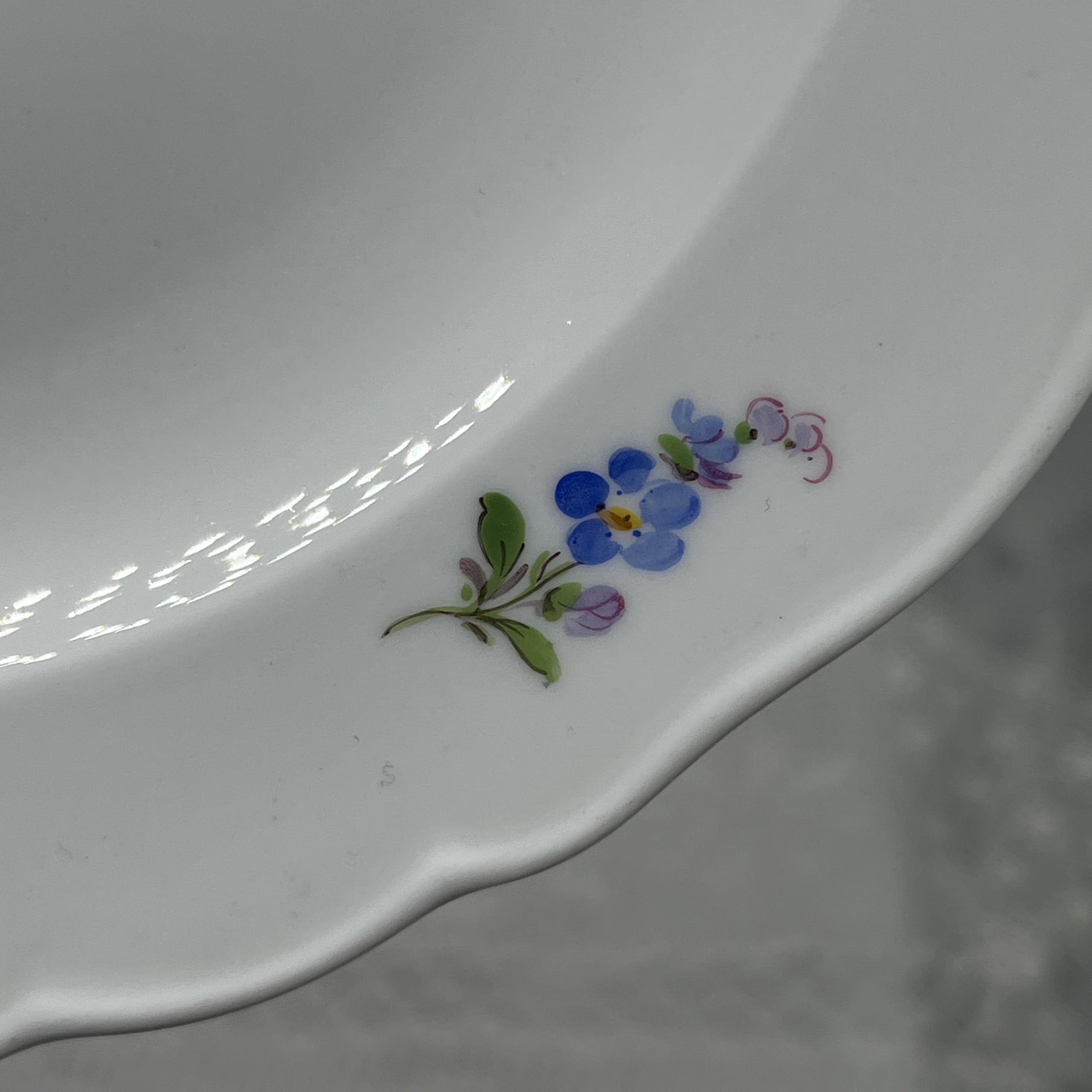 Porzellan Teller Prunkvoller Kuchenteller Dessertteller Ø 17,5 cm Dekor: Bunte Streublumen Gekreuzte Schwerter Handbemalt aus der weltberühmten Porzellan Stadt