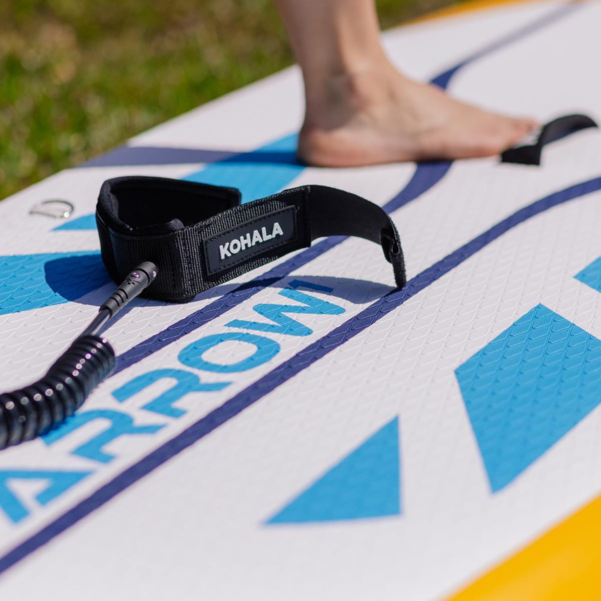 KOHALA Tabla Paddle Surf Hinchable Arrow 10’2” (310 x 81 x 15) cm | Pack Pro con Remo, Bomba Doble Acción, Mochila, Leash y Aletas | Tabla Fusion Avanzada para Adultos