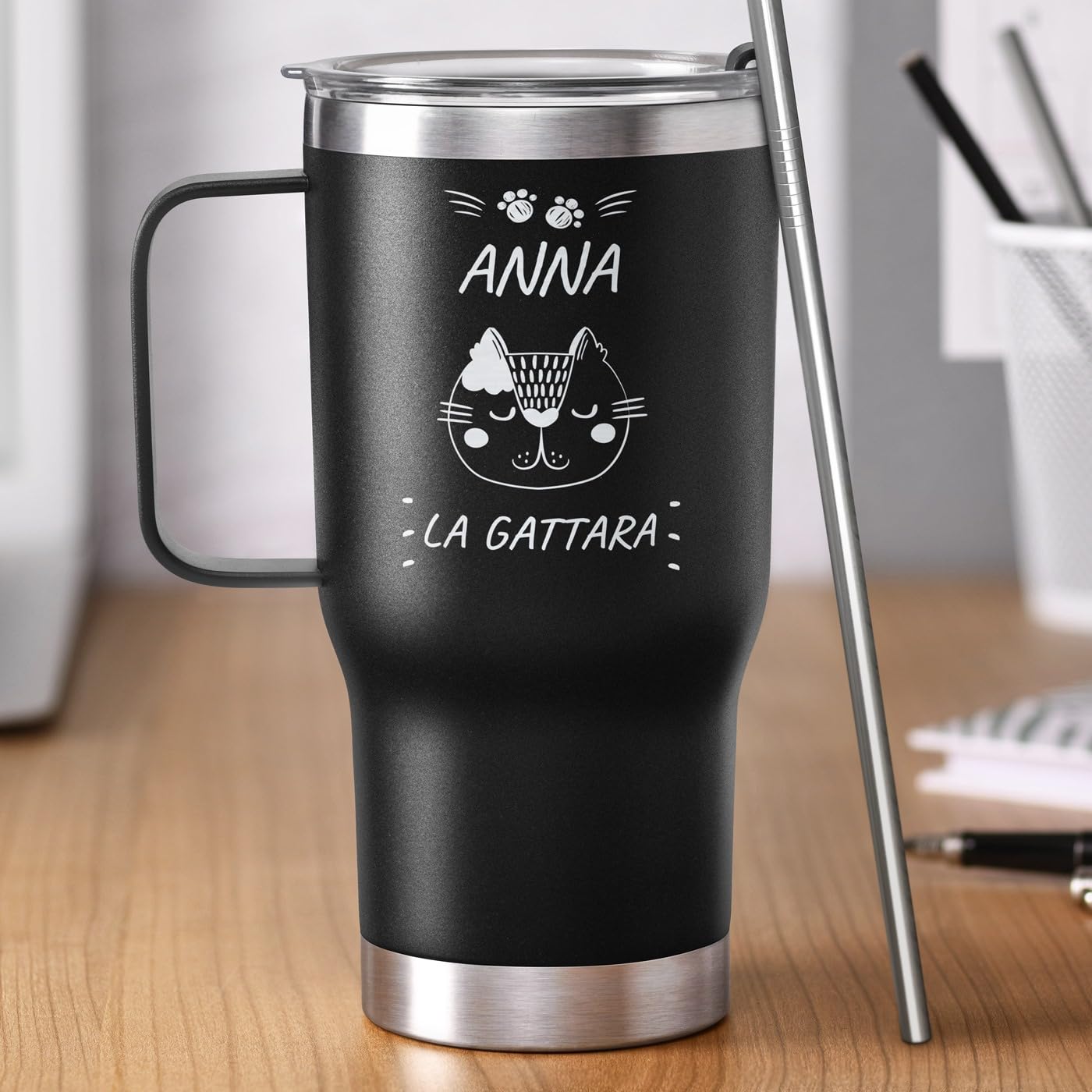 Maverton Tazza termica con manico e cannuccia 600 ml - Borraccia termica con cannuccia - Tazza personalizzata acciaio inox - Bicchiere termico con incisione nero - Idee regalo donna compleanno