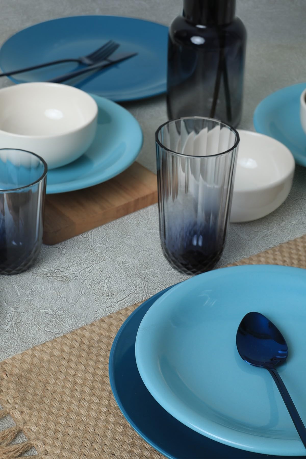 Élégant ensemble de dîner en céramique 18 pièces, bleu et blanc, 100% antibactérien, facile à nettoyer, résistant aux chocs thermiques, passe au lave-vaisselle et au micro-ondes, parfait pour toutes
