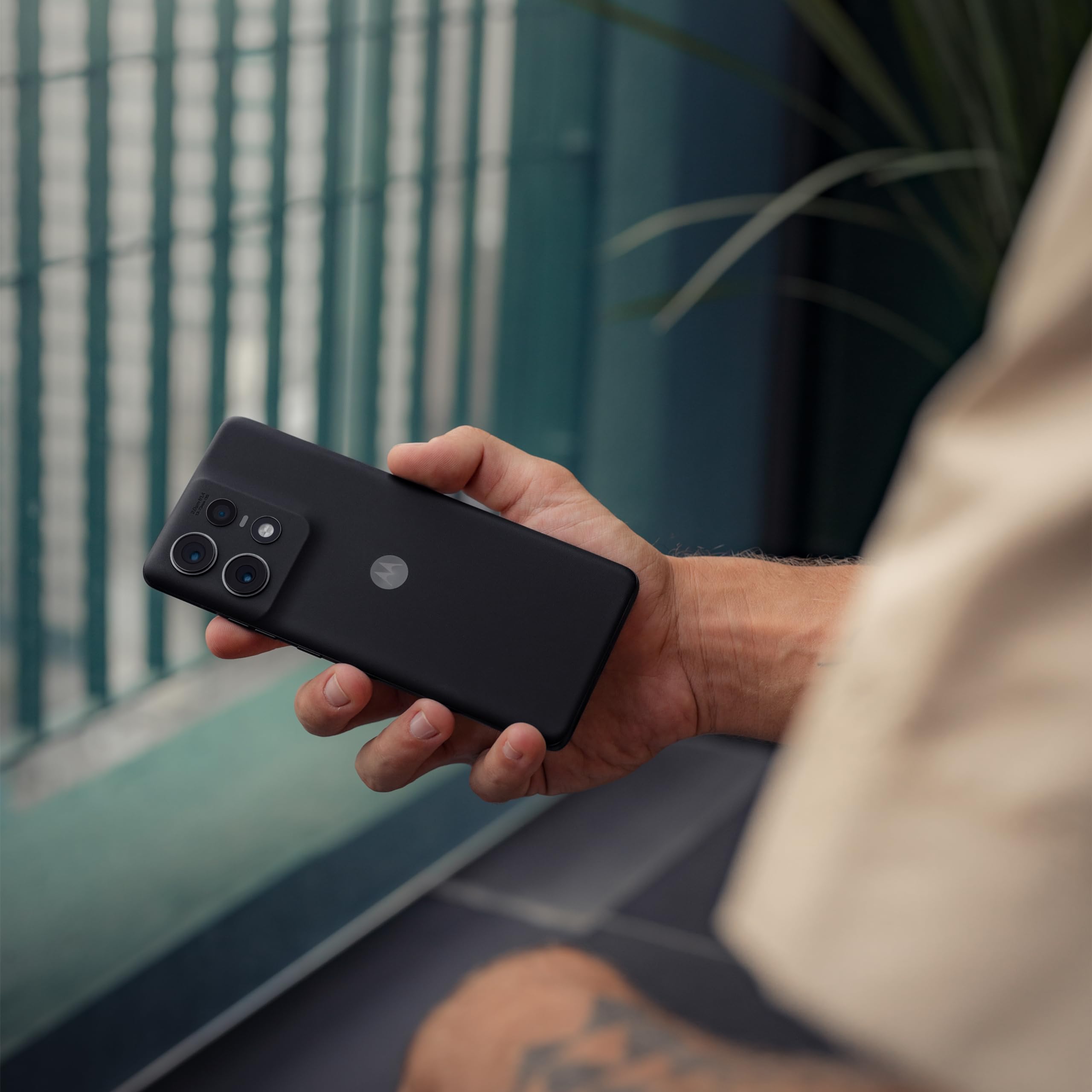 Motorola Moto Edge50 Pro Smartfon (wyświetlacz Super HD POLED 6,7 cala, aparat 50 MP, 12/512 GB, 4500 mAh, z ładowarką 125 W, Android 14) Black Beauty, w zestawie pokrowiec ochronny + telefon