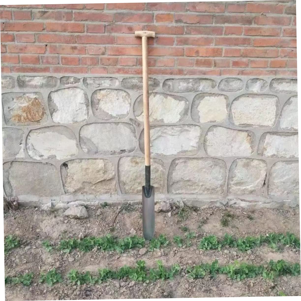 Spitzspaten aus Stahl zum Pflanzen und Bodenlockern im Garten