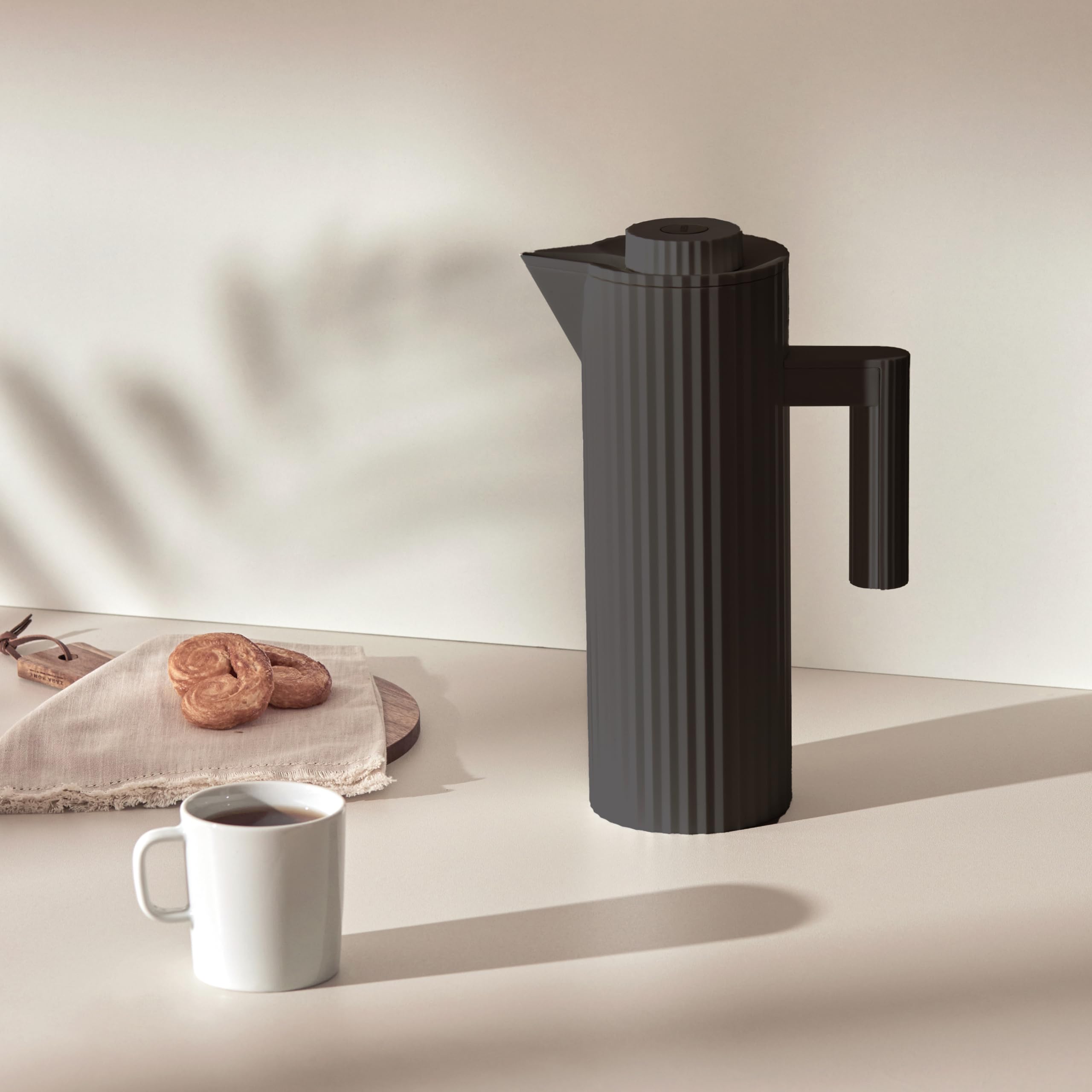Alessi Plissé MDL12 B - Carafe Isotherme Design, Verre Thermique Intérieur à Double Paroi, en Résine Thermoplastique, 100 cl, Noir