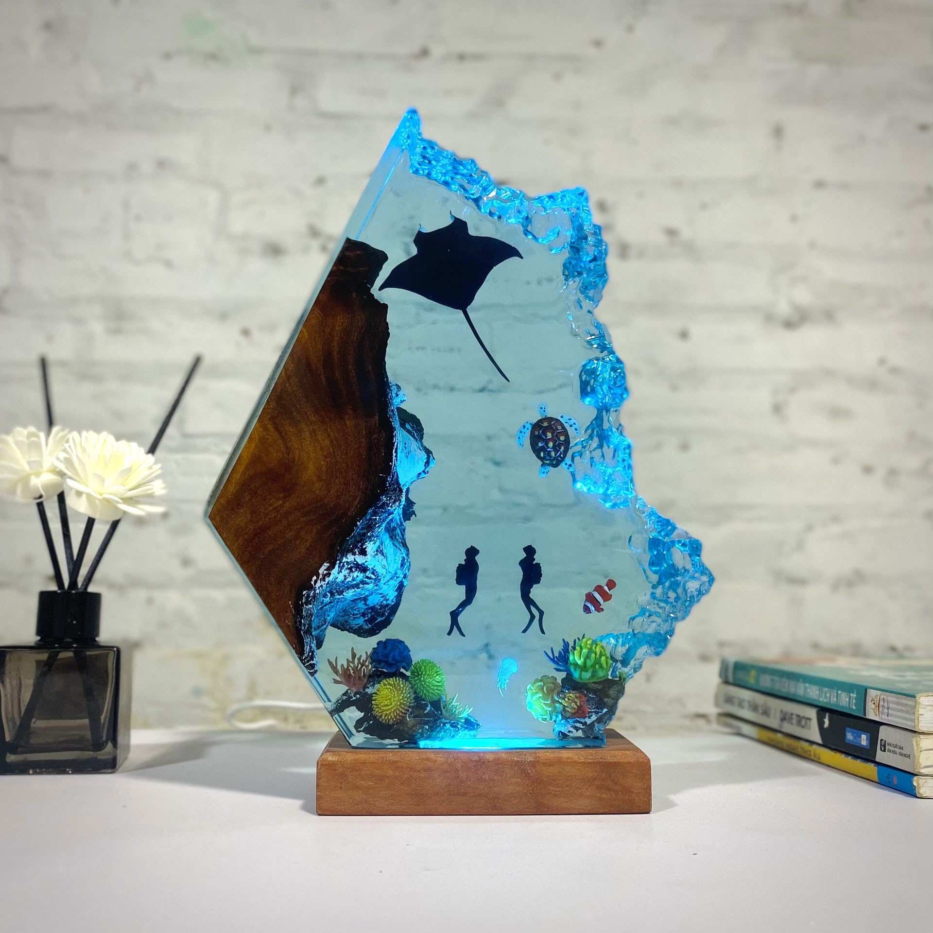 Syagot Blue Oceanic Epoxy Resin Lamp, Manta Ray And Divers Led Night Light, Table Lamp For Home Decor, Diver's Underwater Adventure Souvenir (, 12×8 Inch)