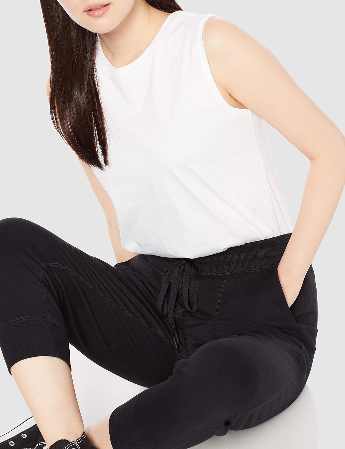 Amazon Essentials Women's Relaxed-Fit Studio Terry Capri Jogger Pant Medium Black