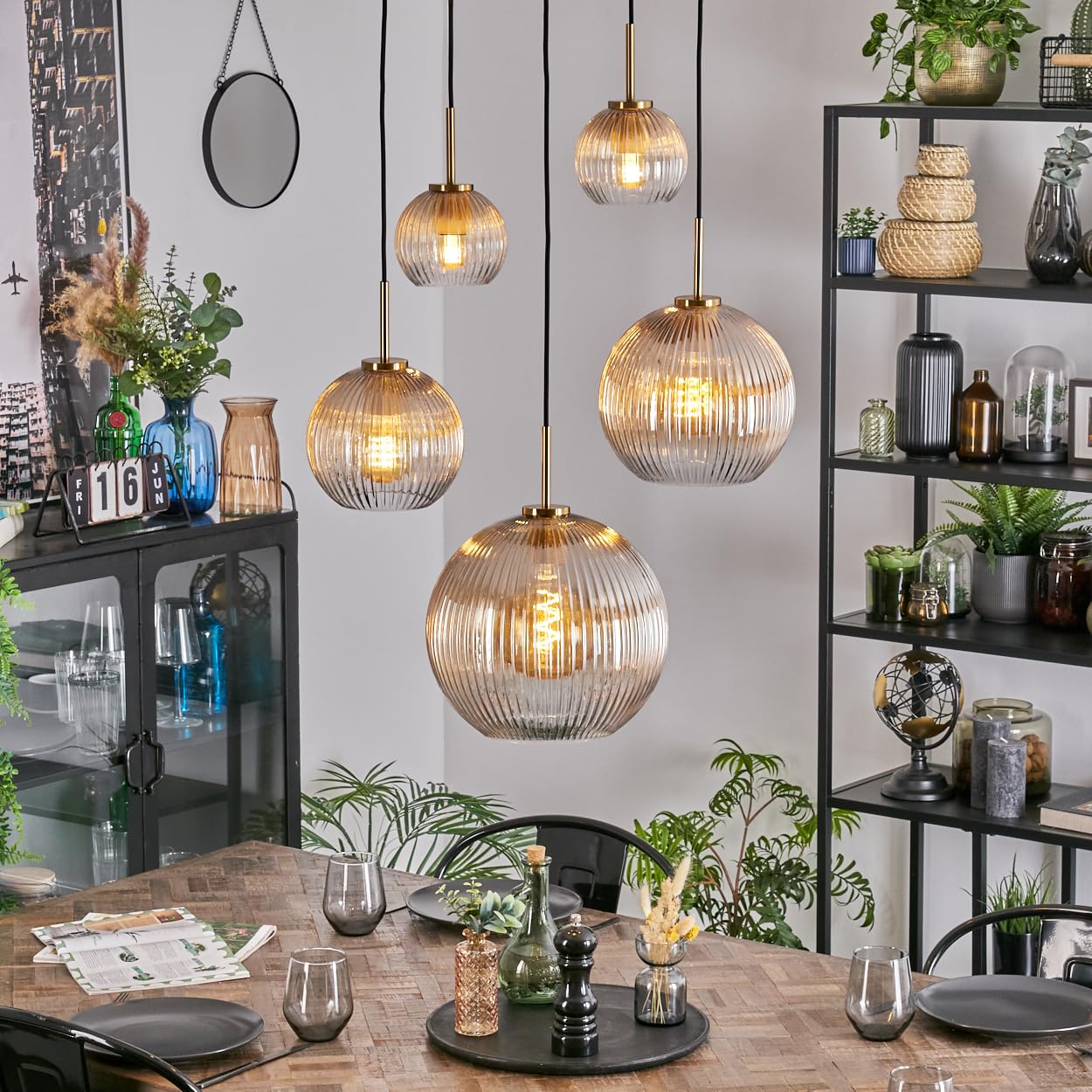 HOFSTEIN Hängeleuchte Koyoto, 5-flammige Hängelampe aus Metall/Riffelglas in Schwarz/Gold/Bernstein/Klar, Pendelleuchte im Retro/Vintage-Design (Ø 15; 20; 25; 30cm), E27, Esszimmer, Küche, Wohnzimmer