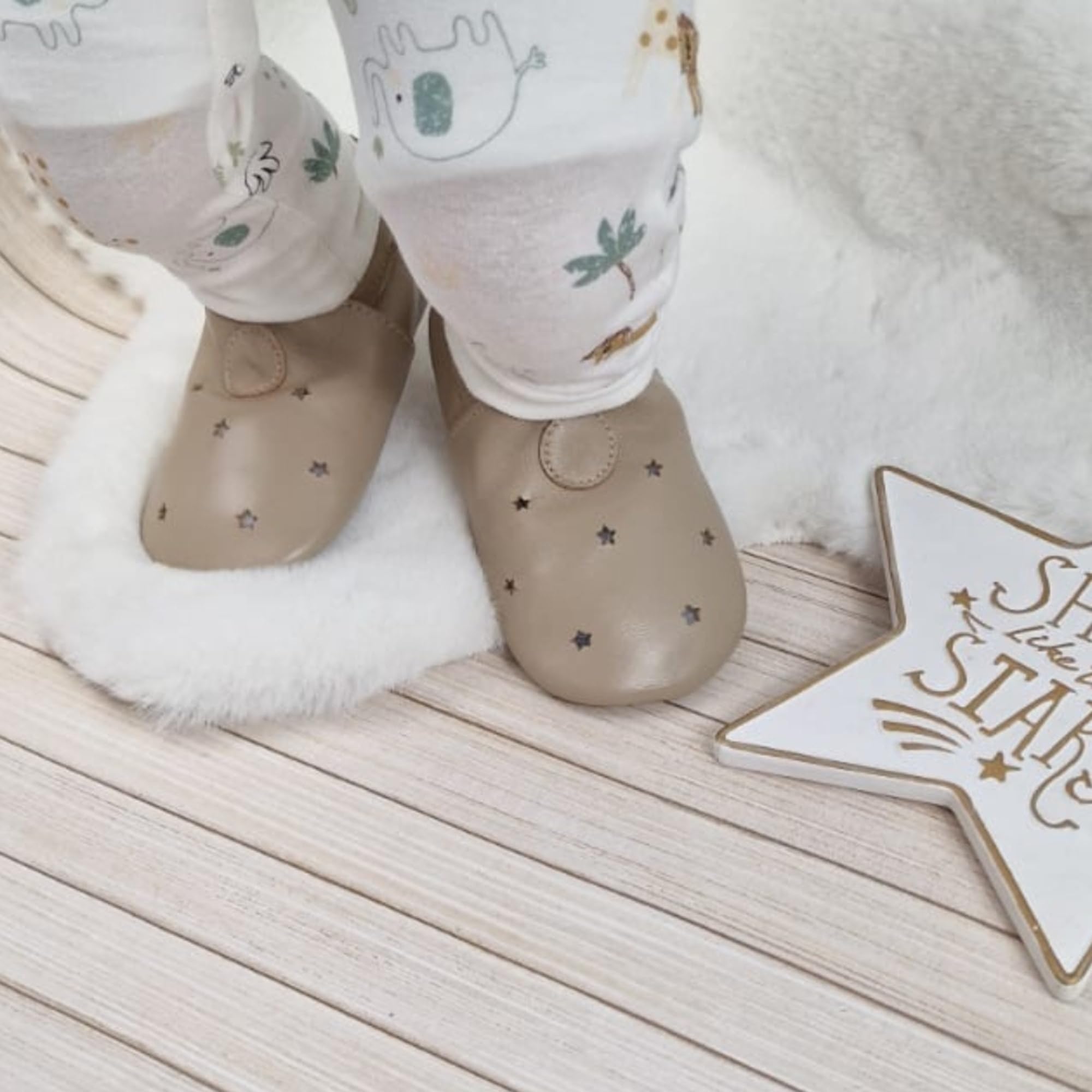 Dotty Fish Scarpine in pelle per neonati e bambini con suola in gomma. Scarpine leggere, flessibili e antiscivolo per i primi passi, marchio britannico. Bambini e bambine, taglie 18-24 mesi - 5-6 anni