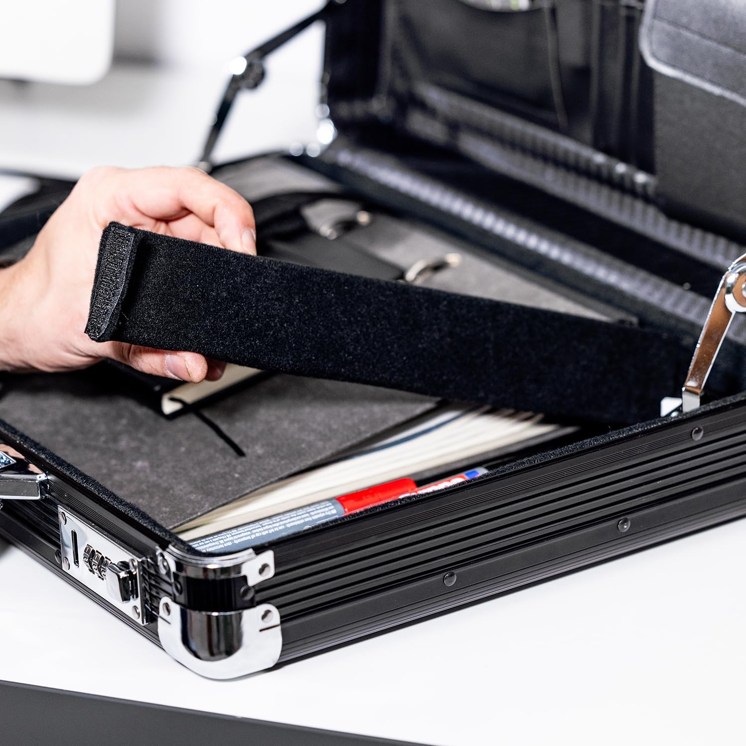 HMF Alu Aktenkoffer für Laptop bis 17,3 Zoll, Businesskoffer Herren mit Zahlenschloss, gepolstertem Laptopfach und Organizer im Deckel | 45 x 33 x 11 cm | Schwarz