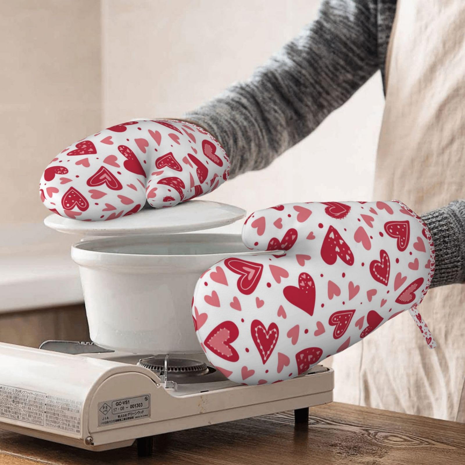 Juego de Cuatro Guantes y Manoplas Resistentes al Calor para Hornear, Guantes de Cocina Antideslizantes, Manoplas para Horno, Estampado de Corazones para el Día de San Valentín.