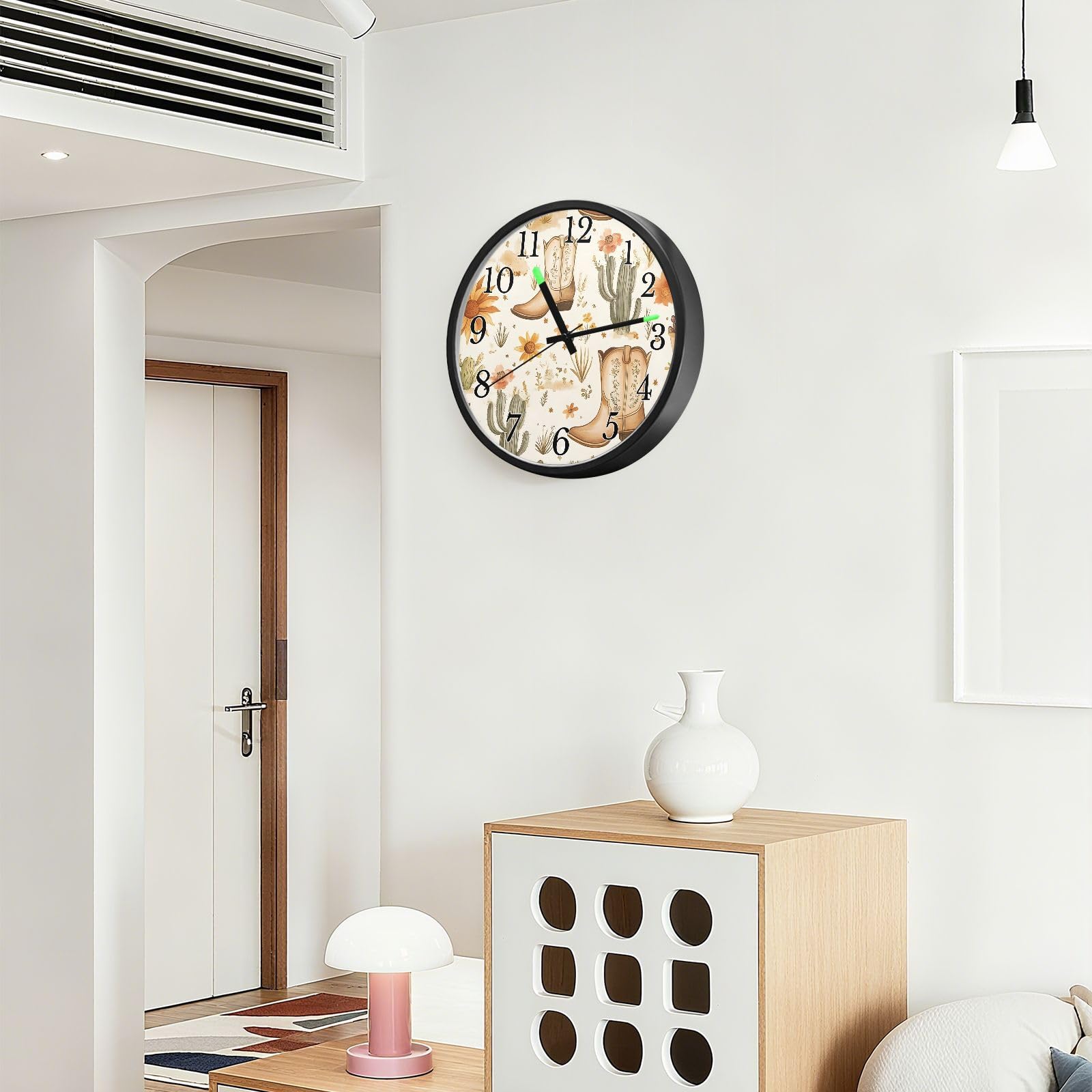 Mnsruu Reloj de pared luminoso con botas de vaquero occidentales, reloj de pared bohemio con flores de cactus que brilla en la oscuridad, funciona con pilas, reloj de luz nocturna silencioso sin