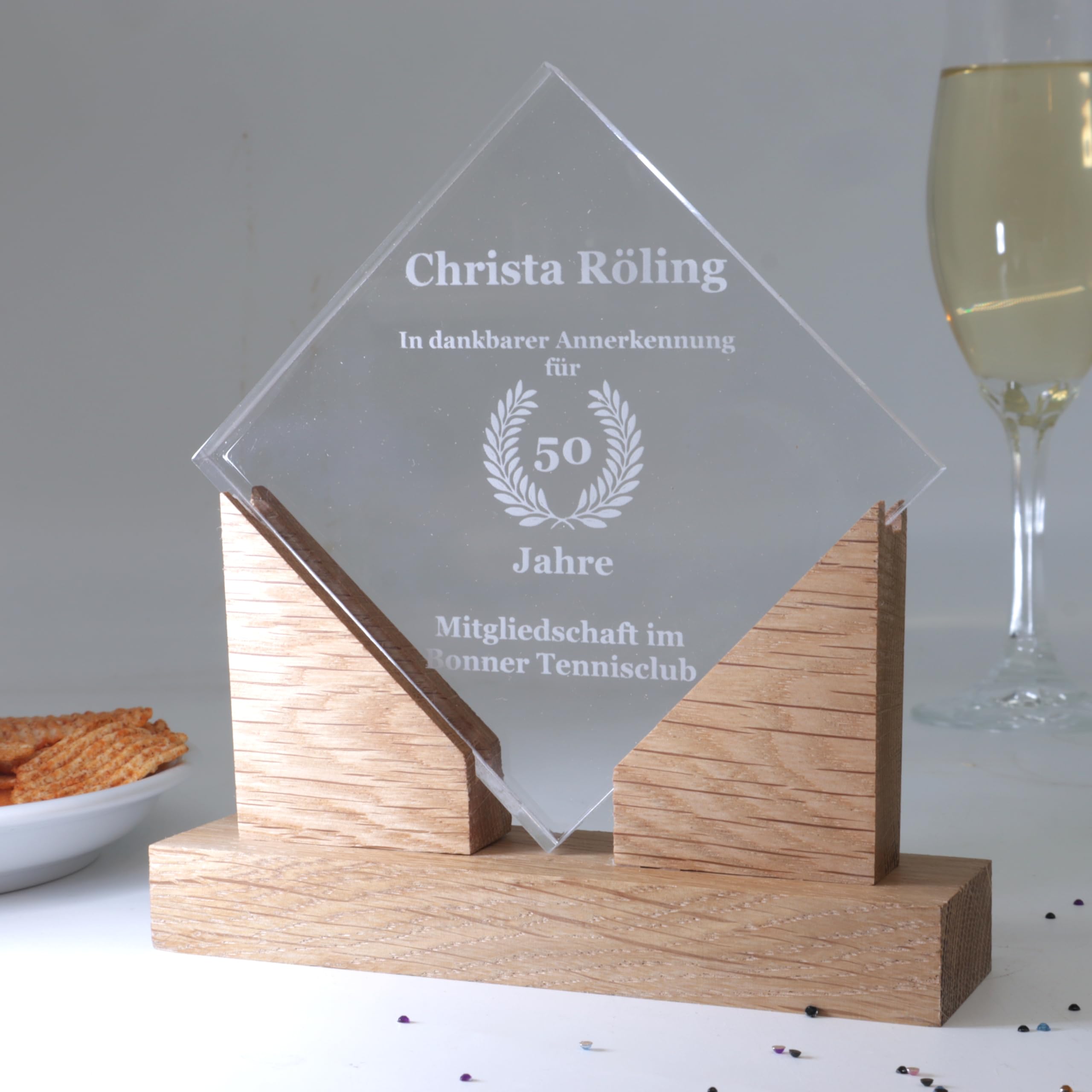Pila Stone Moderner Acryl Award mit Holzsockel – personalisierbar & hochwertig, Acrylglas mit Eichenholz, Repräsentativ moderner Pokal der Extraklasse