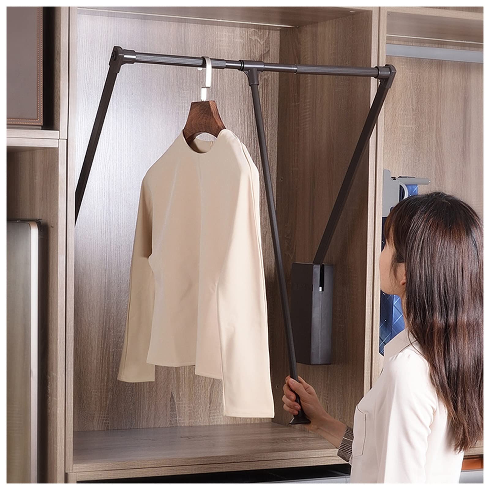 Varilla de armario para techos altos y almacenamiento de ropa eficiente en casa