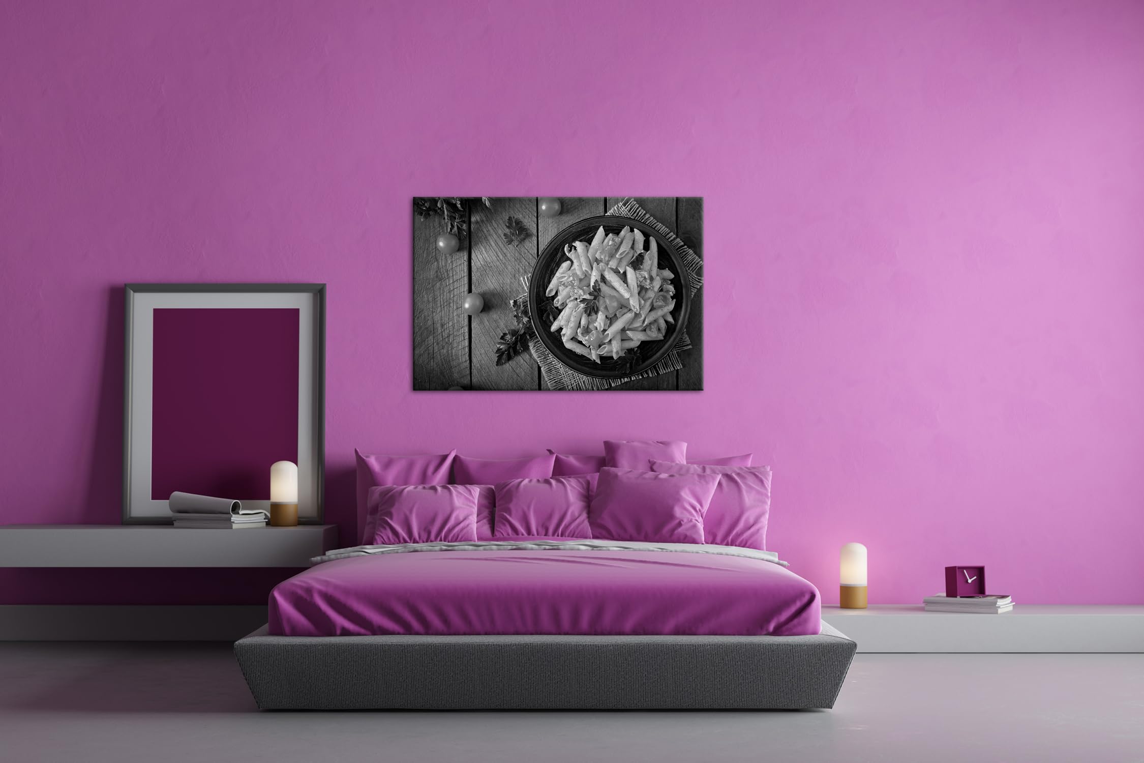 Penne w obfitym sosie pomidorowym, ozdobiony świeżymi ziołami i dojrzałymi pomidorami koktajlowymi. Format: 75 x 50 cm Efekt: czarno-biały jako obraz na płótnie, motyw na ramie z prawdziwego drewna,