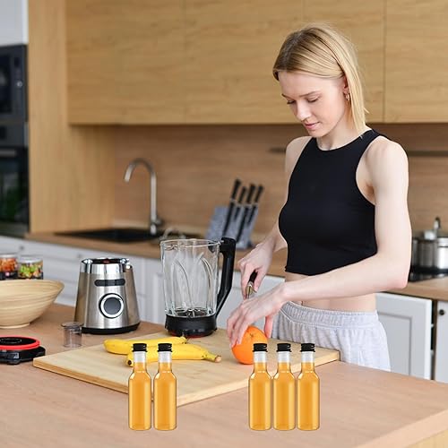 Miniatura 7 de Paquete de 30 mini botellas de licor de 1.7 onzas con tapa negra, botellas de alcohol de plástico con 10 embudos, botella de plástico hermética para