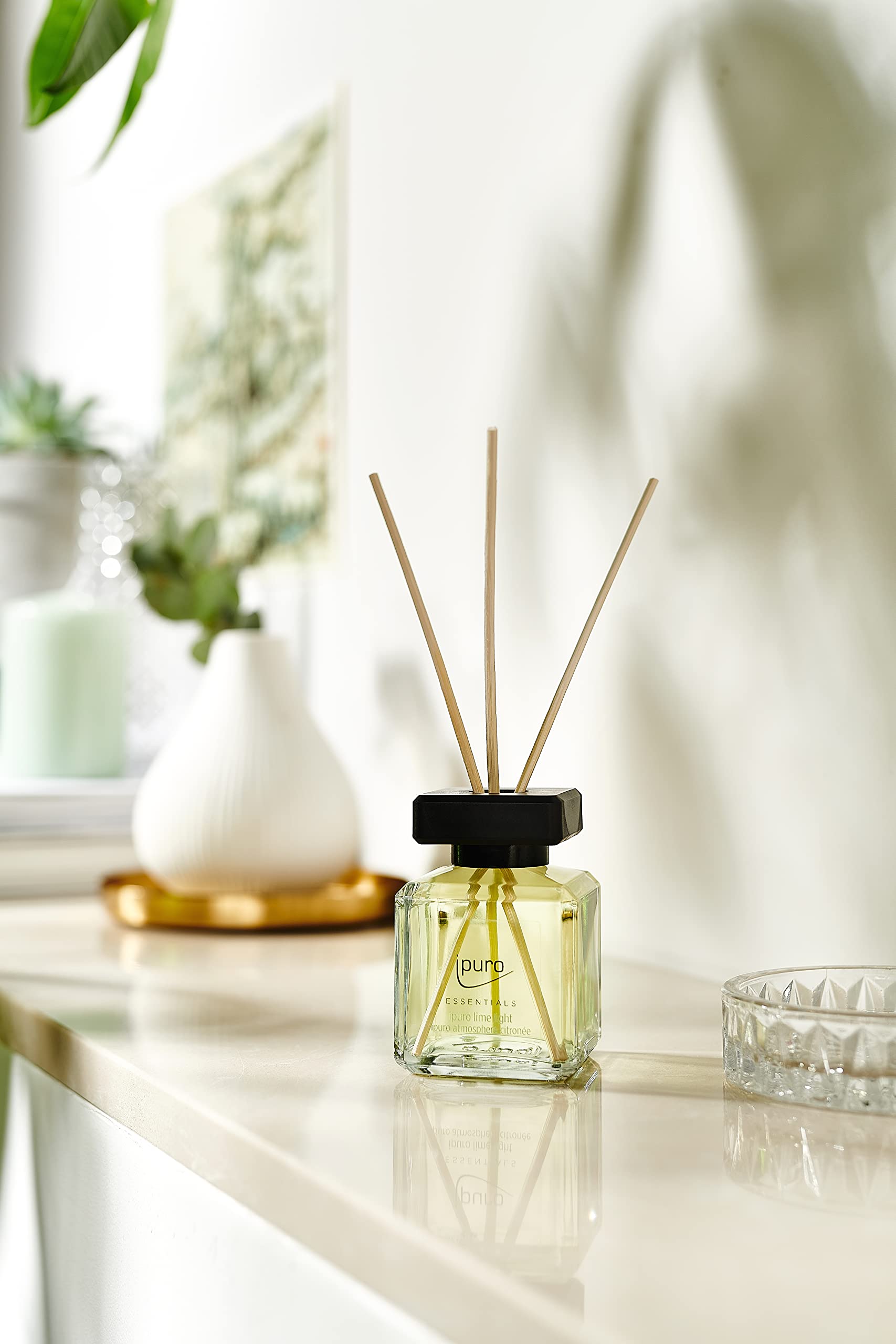 ipuro - Essentials Raumduft Lime Light 100ml | Raumerfrischer mit Zitronengras, Bergamotte, Orange, Geranie, Maiglöckchen & Vanilleblumen Duft Aroma | Diffuser mit Stäbchen