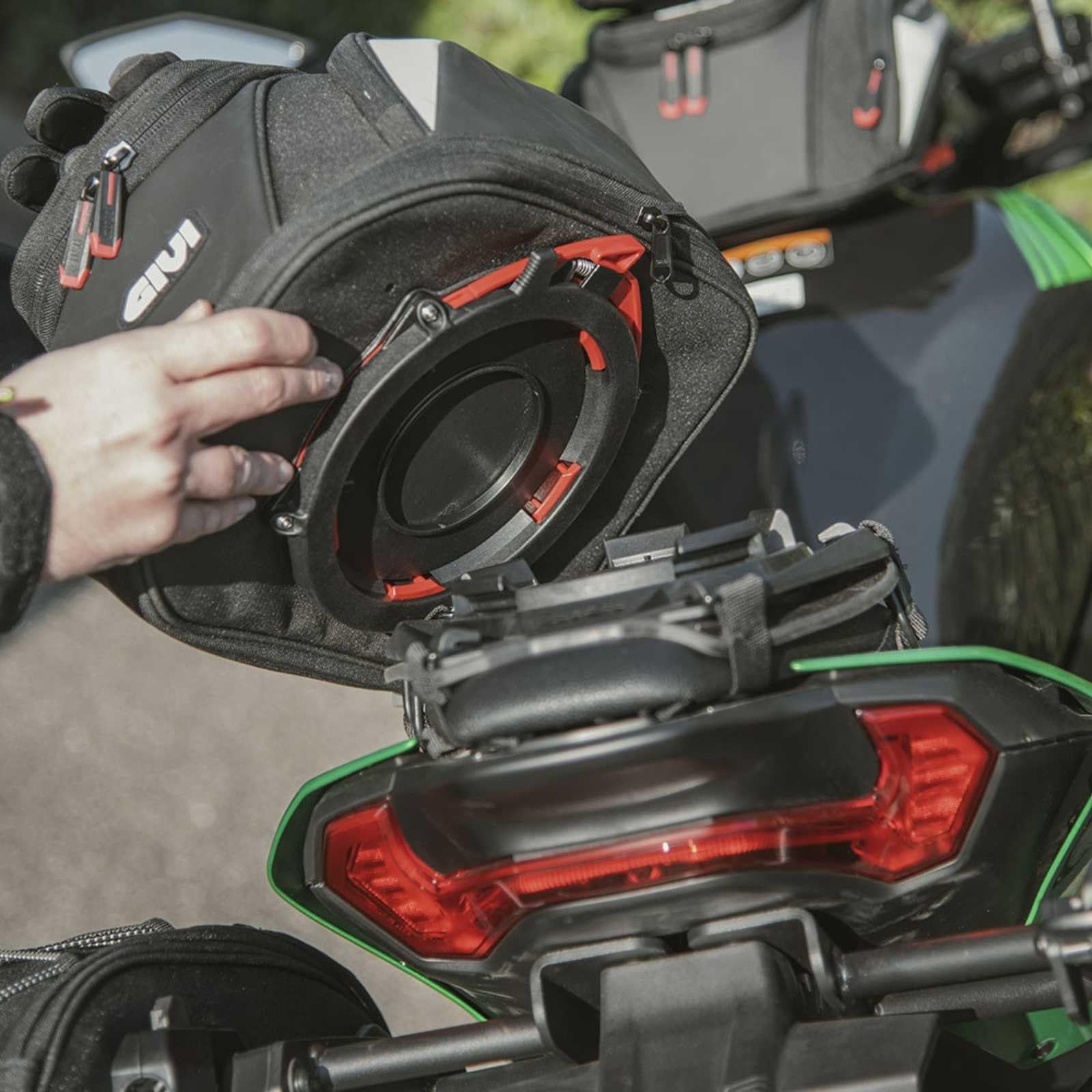 GIVI EASY07 – Borsa da Sella Moto 11‑14 L Estendibile con Copertura Antipioggia, Tasche Multiple e Sistema Seatlock/Tanklock – Nero