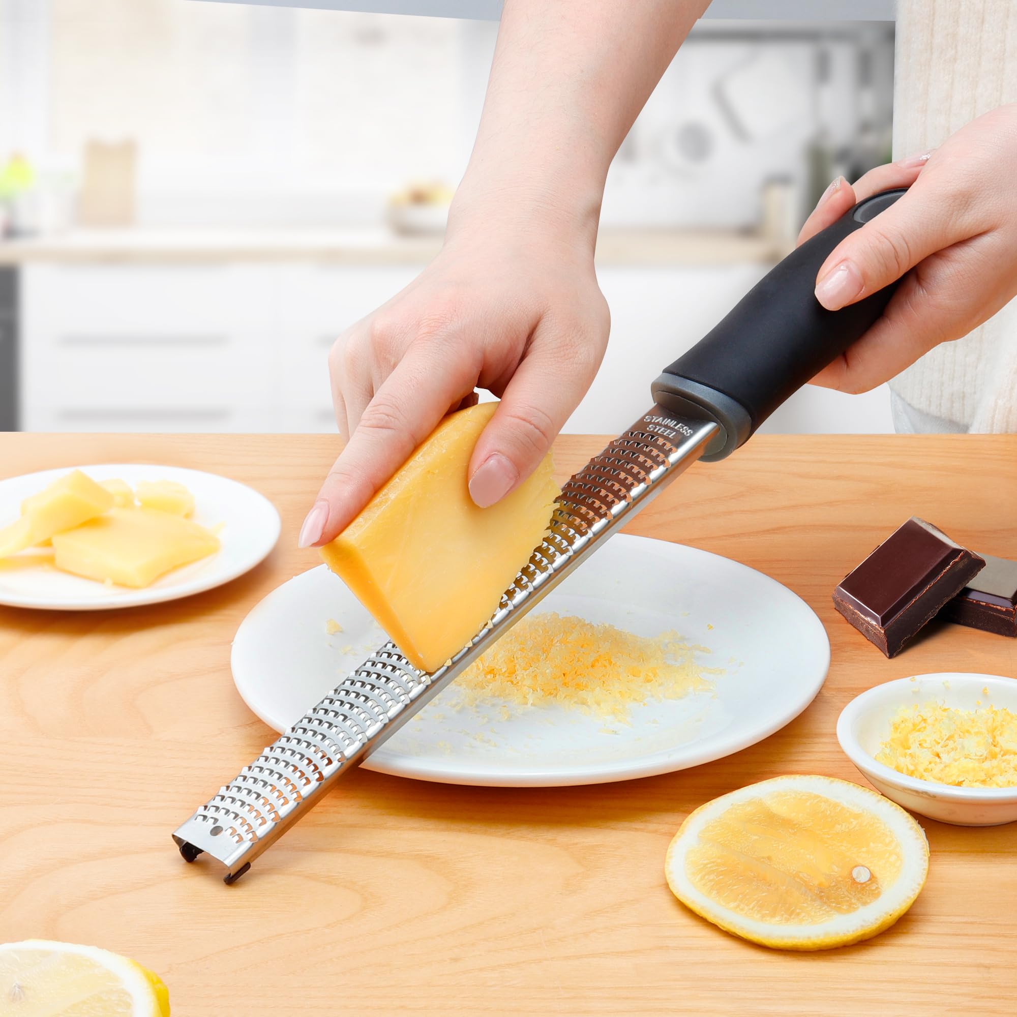 YC Kitchen Zester Reibe - Edelstahl Käsereibe, Parmesanreibe, Zitronenreibe, Muskatnuss Reibe, Ingwerreibe - Scharfer Klinge - Spülmaschinenfest, mit Schutzhülle & Reinigungsbürste