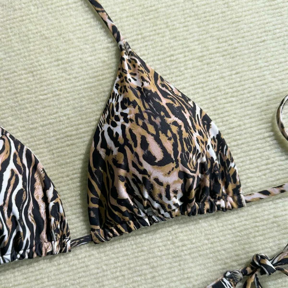 Nylonowy komplet bikini z trójkątnymi stringami i spódnicą | 3-częściowy zestaw bikini w panterkę, S/M/L, trójkątne stringi i przezroczysta spódnica zakrywająca Odzież plażowa