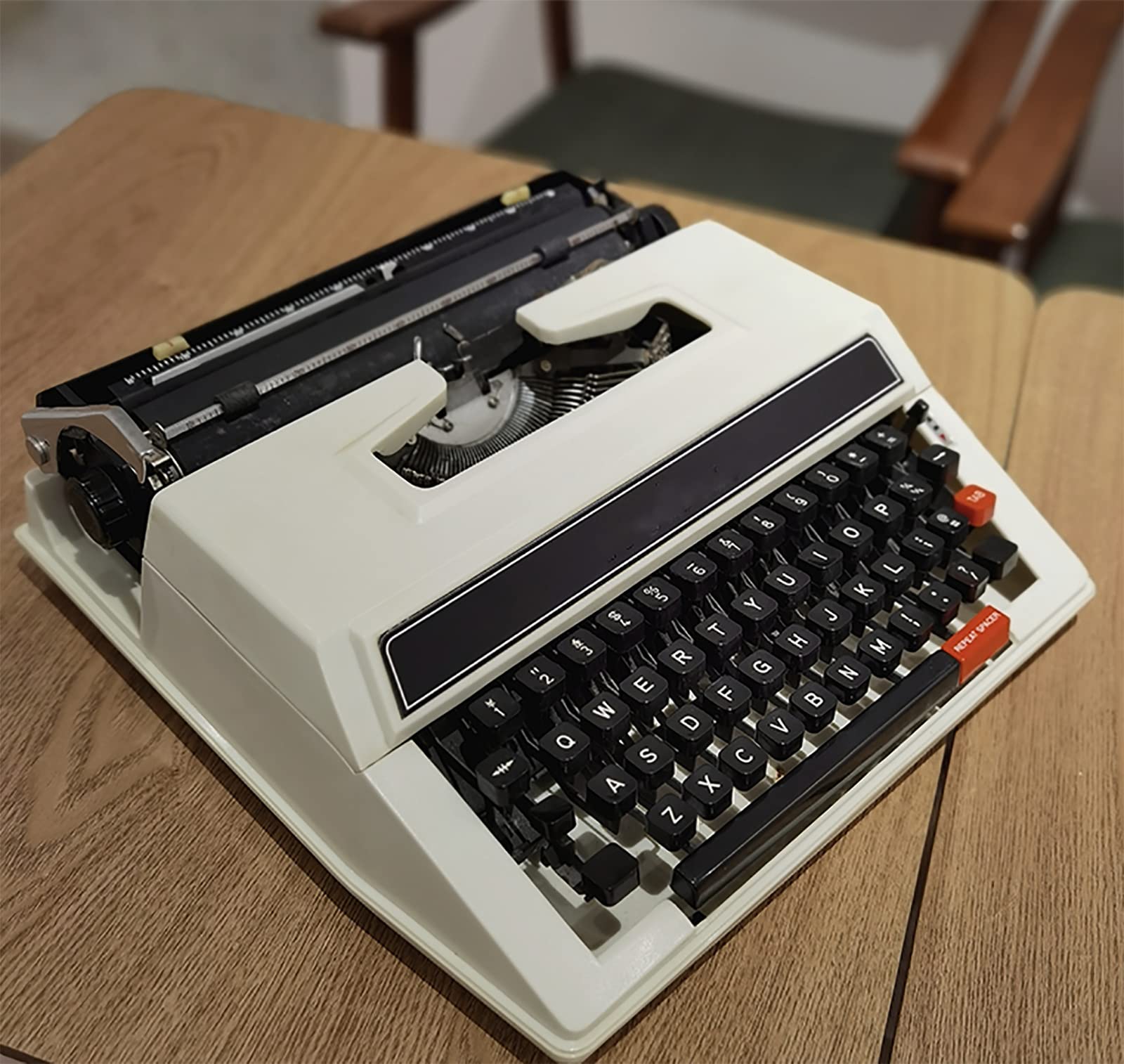 Traditionelle tragbare manuelle Schreibmaschine, mechanische englische Schreibmaschine, mit Koffer zum Tragen, zum Aufzeichnen von Notizen, Briefen, Memoiren