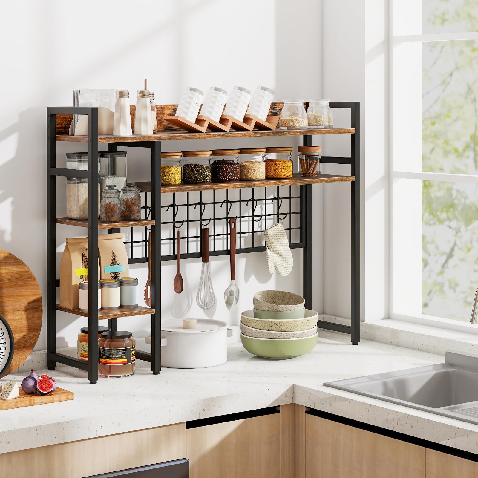 HOMASIS Étagère de Bureau à 4 Niveaux avec 6 Crochets et Grille, Etagère de Table en Bois et Métal, Organiseur de Bureau pour Ecrans avec Dispositif Anti-Basculement, 94 x 25 x 74 cm (Marron、)