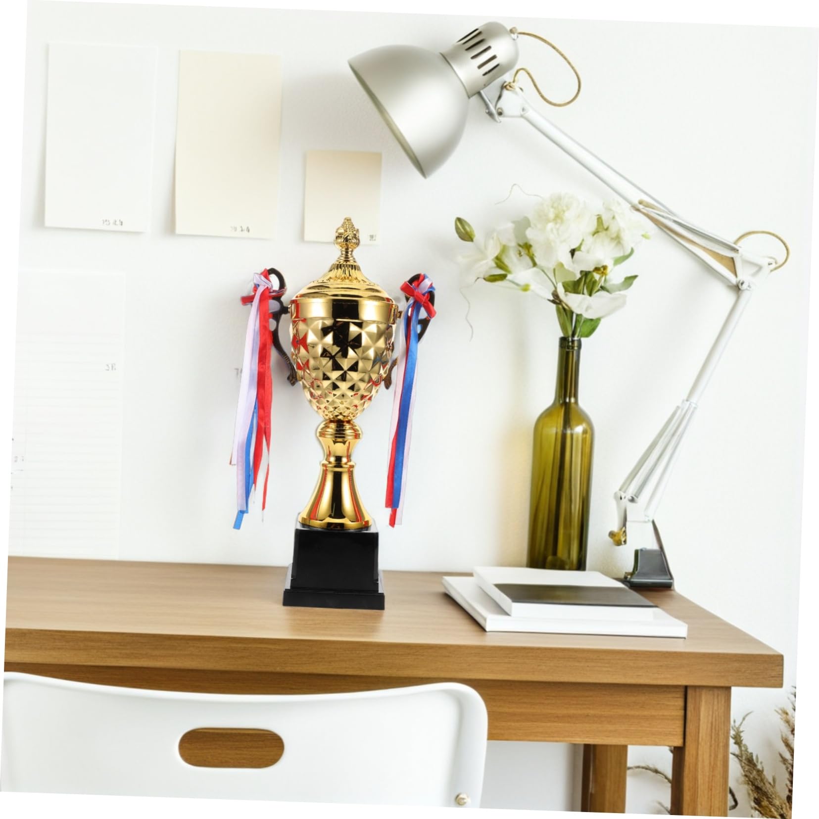 BESPORTBLE Goldene Trophäe Aus Metall Großer Pokal Für Sportveranstaltungen Gravierte Trophäe Als Erinnerungsstück Siegerpokal Für Turniere Robuste Metalltrophäe Mit Anspruchsvollem Design