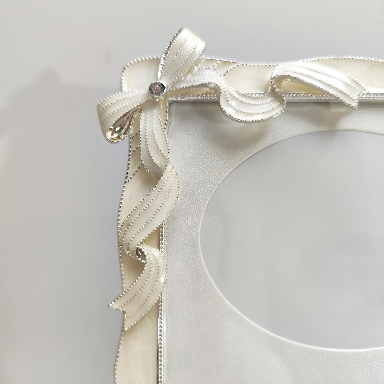 Elegant Butterfly Bow Ribbon-Shaped Metal Photo Frame, 3.5 * 5 in 5 * 7in,Decorative Ornate Display for Chrished Memories (White, 5 * 7in)