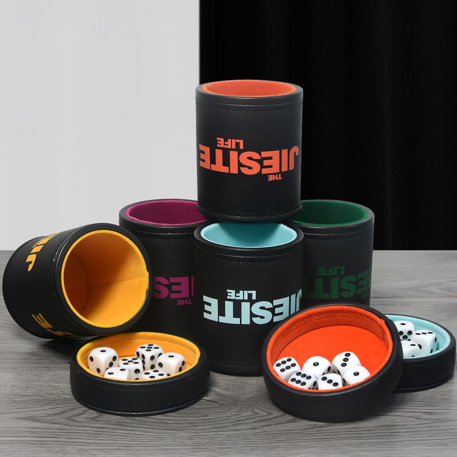 Juego de dados de cuero con forro silencioso y 5 tazas de dados con tapa y 30 dados acrílicos, estuche exclusivo de almacenamiento y transporte para viajes, juego Yahtzee, dados clásicos Farkle (mixto