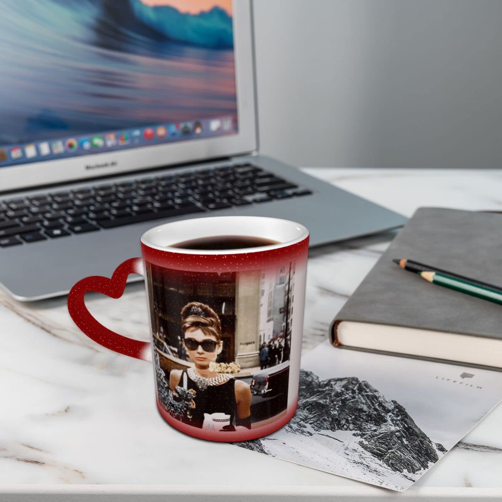 お徳用　ヘプバーンマグカップ2個セット Amazon.co.jp: マグカップ 色が変わる 陶器 オードリー