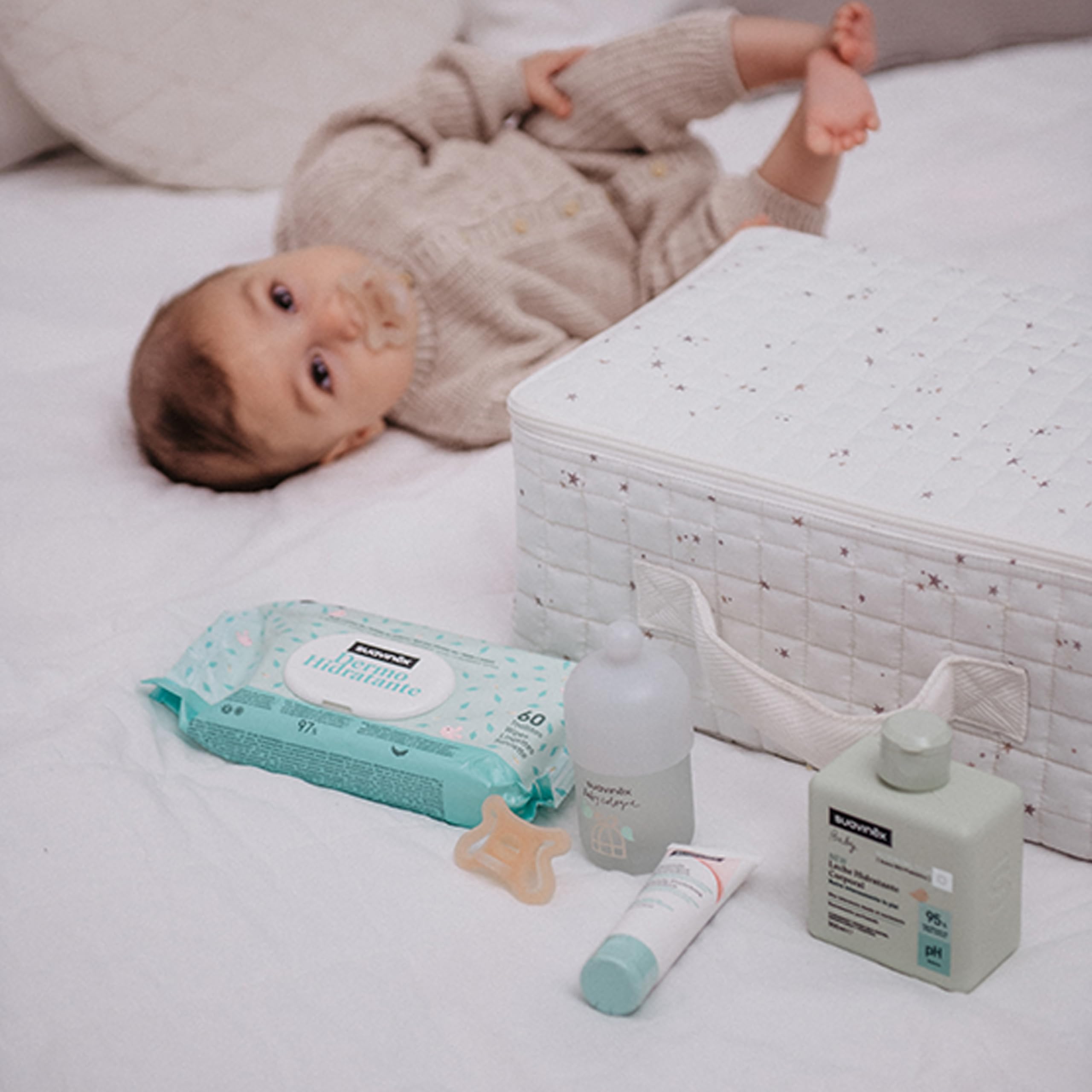 Suavinex, Canastilla Bebé Recien Nacido, Regalo Nacimiento con Maleta de Hospital con: Chupete Zero Zero 0/6 Meses + Baby Cologne 100 ml + Crema del Pañal 50 ml + Toallitas + Leche Hidratante 300 ml