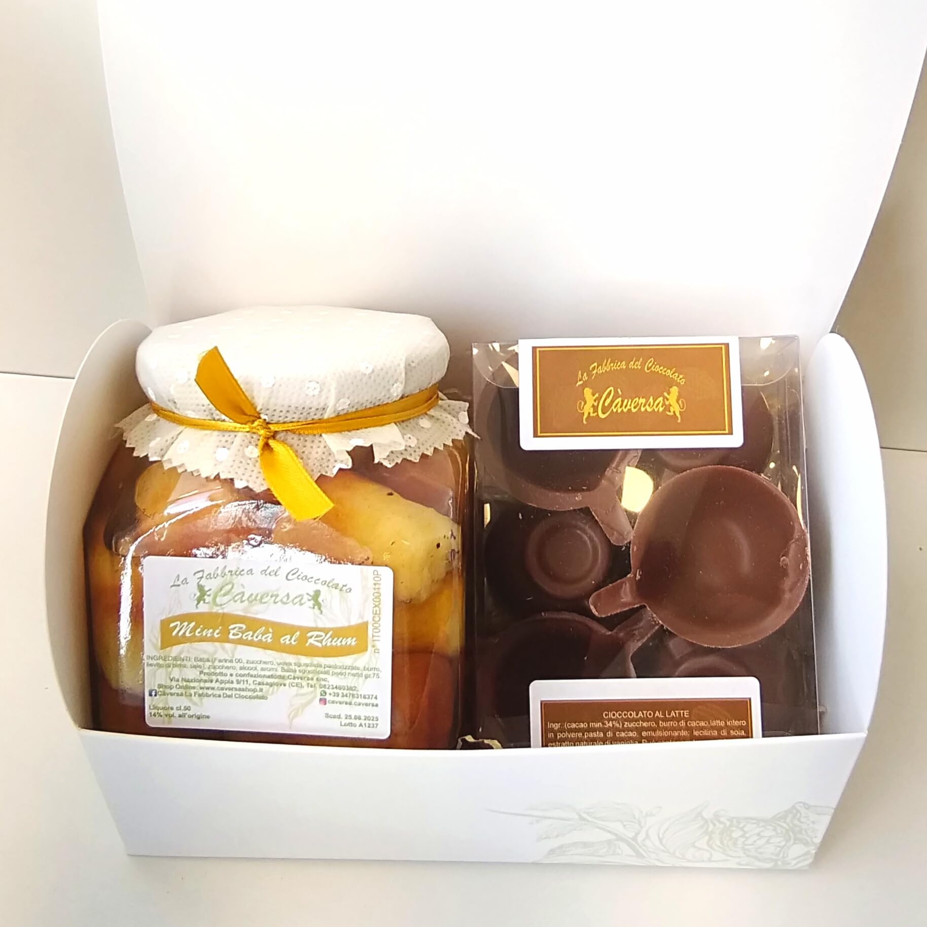 Càversa Babà al Rum 14 Gradi con Tazzine di Cioccolato al Latte – Barattolo 50 cl con 6 Tazzine Commestibili – Babà Artigianali Sgocciolati – Idea Regalo Gourmet