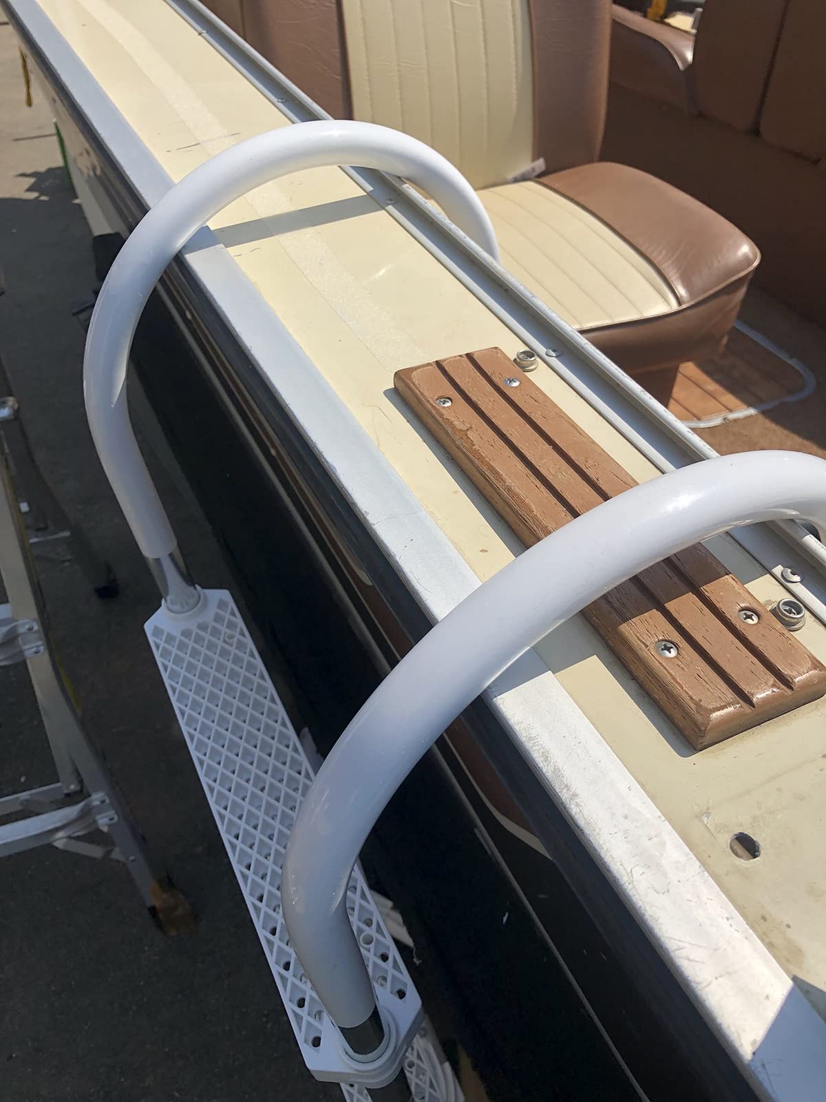 Składana drabina aluminiowa do łodzi pontonowej, 4 stopnie, biała, z hakiem relingowym i plastikowymi stopniami do łodzi wędkarskich, kajaków, łodzi motorowych, udźwig 200 kg (biała, 4 stopn