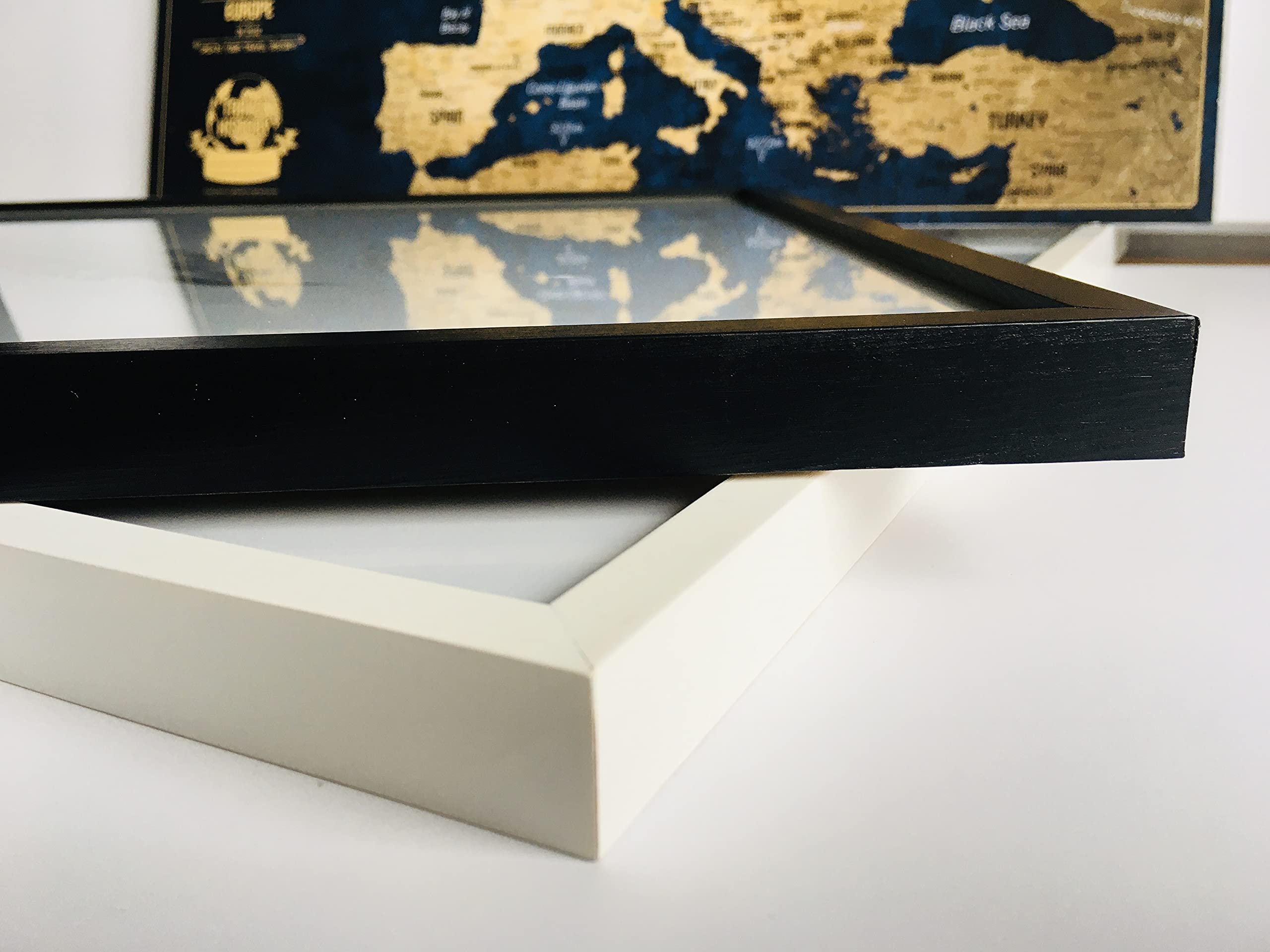 2Maps Europakarte Pinnwand mit farbigen Stecknadeln - Bonus 100 Pins, Abenteuer Karte mit Rahmen, Personalisierte Karten mit Originalfarben, Hergestellt in der EU, 43x3x53 cm, Natürlicher Holzrahmen