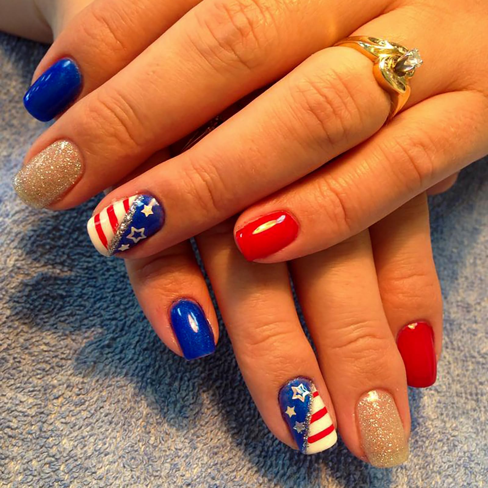 KTAABTR Special Independence Day Press on Nails Short Coffin Nails Red Blue And White Stripes Glossy Fake Nails with Glue 4th of July Gold Glitter