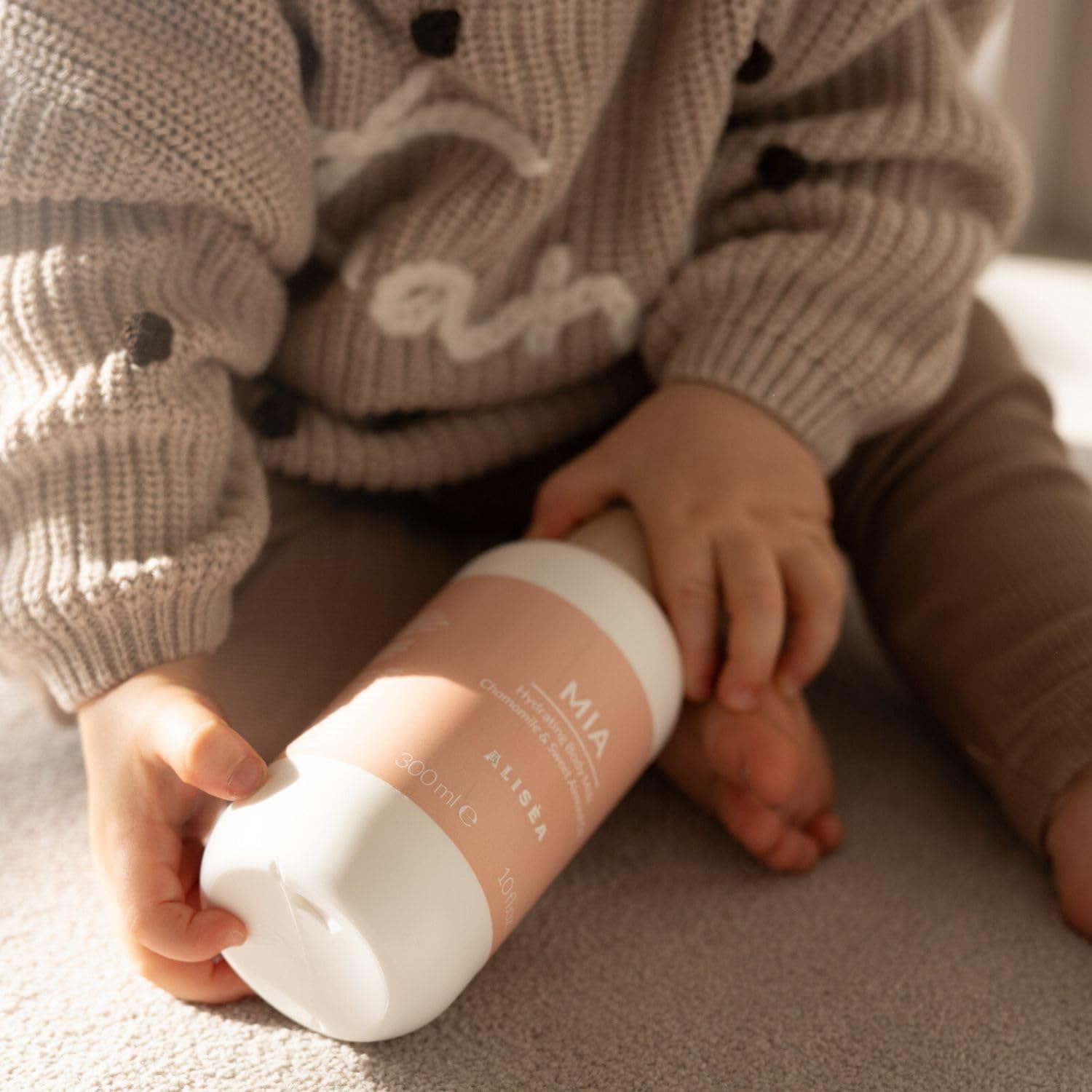Alisea Parma Mia, Latte Idratante Delicato alle note dorate del miele. Adatto alla pelle sensibile dei bambini, allevia i rossori e previene la secchezza cutanea. 300ml.