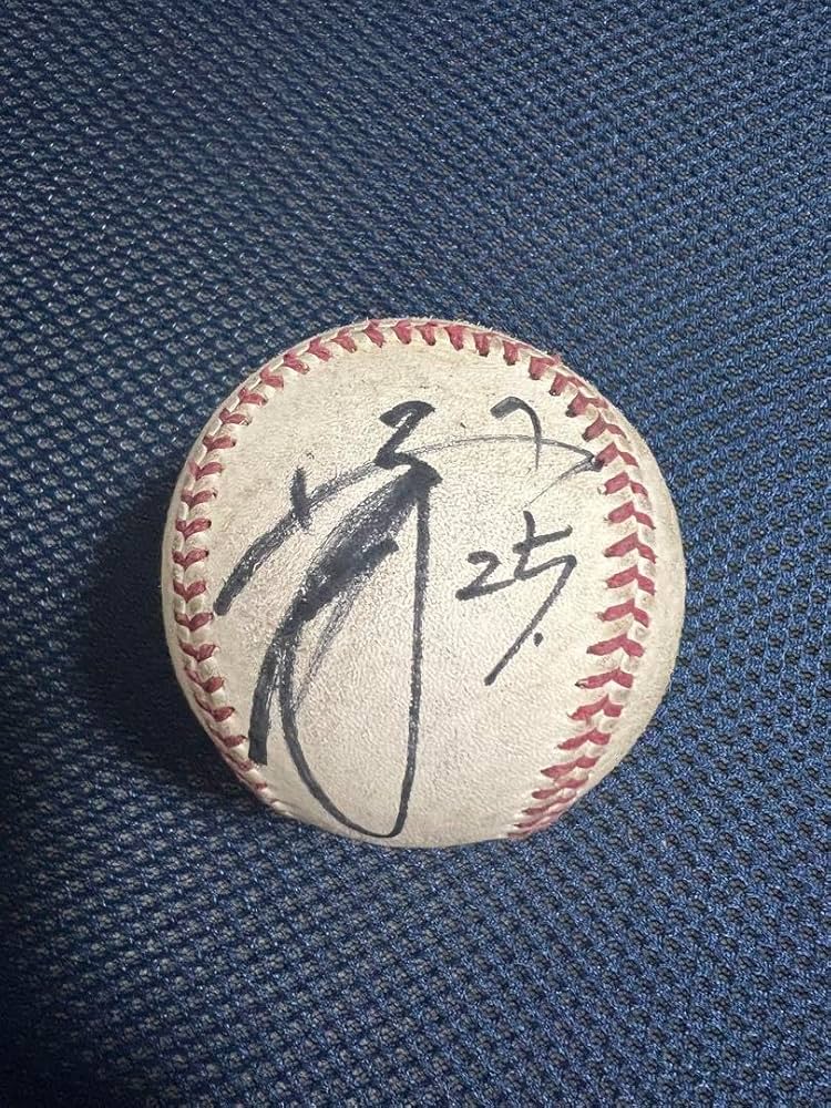 Amazon.co.jp: 岡本和真直筆サインボール : おもちゃ 岡本和真