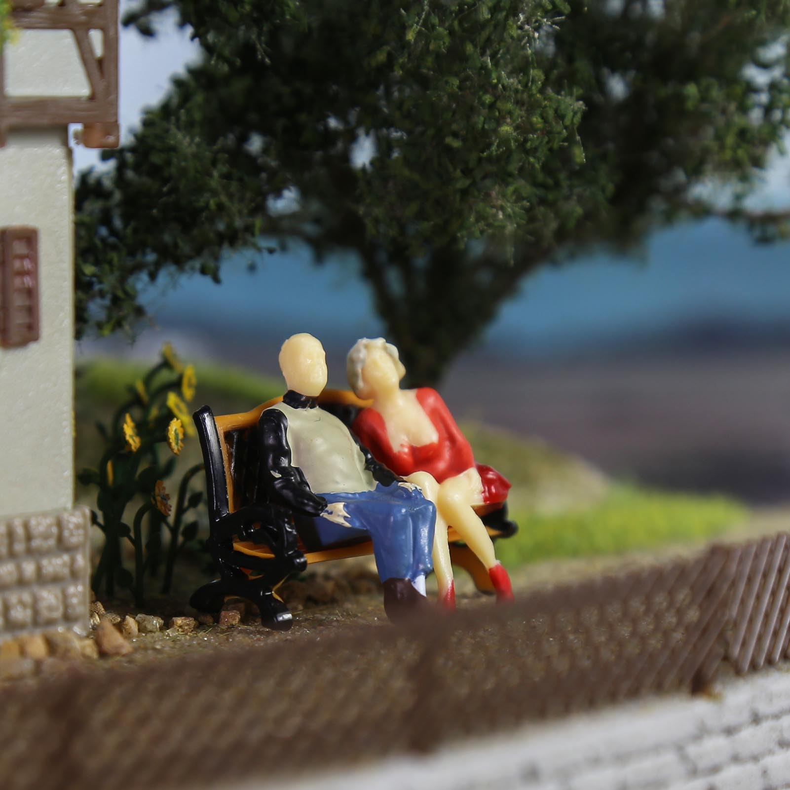 O Scale People and Bench for Model Railroad Diorama Architectural Model (2)