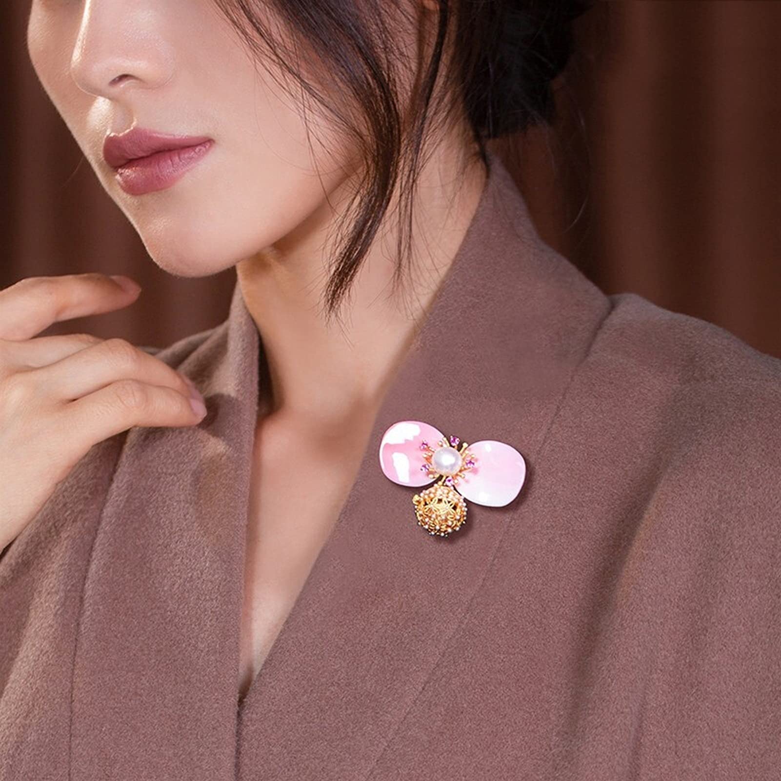 Broche de solapa Fancy Style Conch Shell Petal Broches Pin Exquisito Pearl de agua dulce Corsage for mujer Temperamento Ropa Decoración Broche Accesorio para disfraz de mujer y niña.