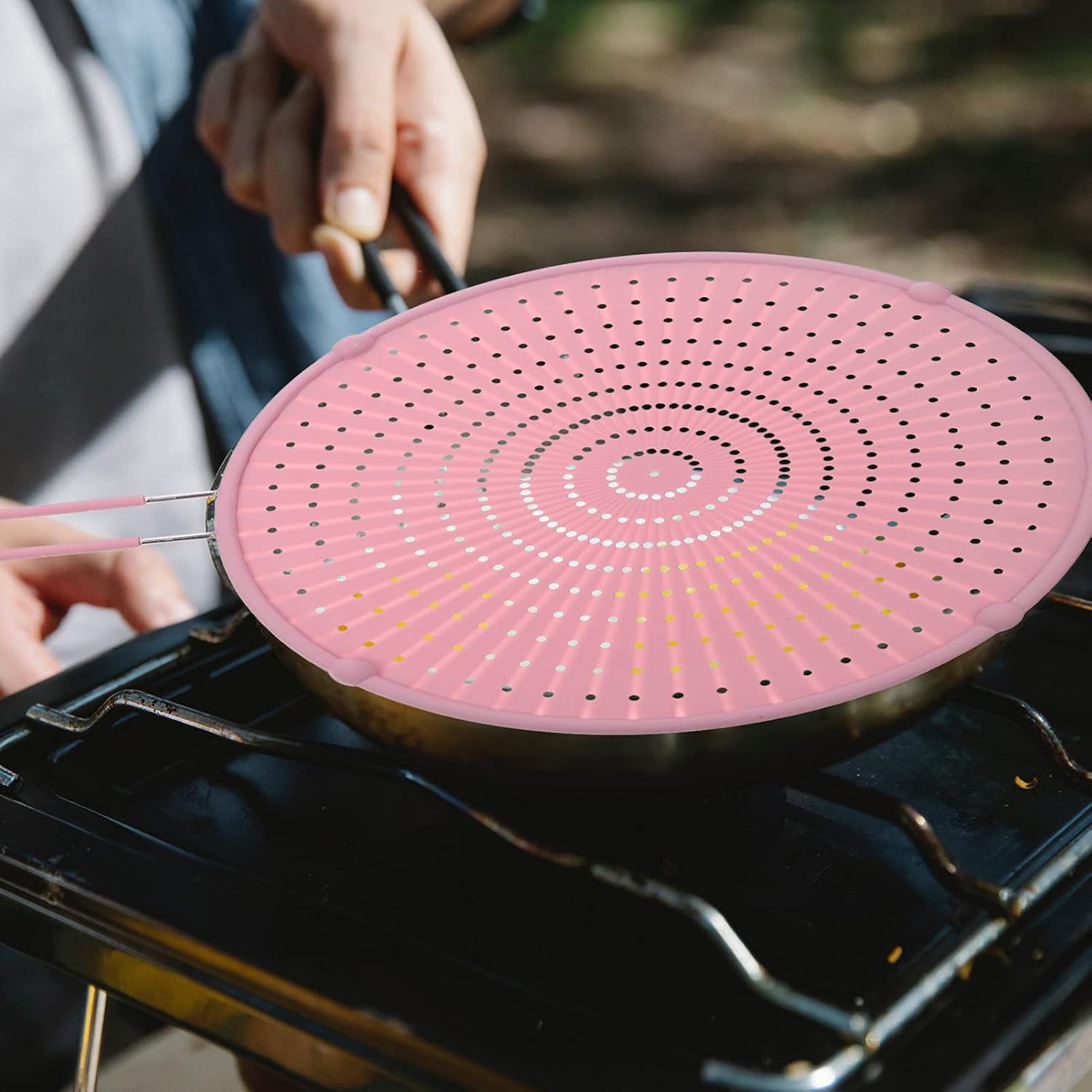 Cabilock Silicone Splatter Screen Oil Cooking Lid for Frying Pan Ergonomic Handle Design Easy to Clean Pot Cover Space-saving Grease Shield for Kitchen Use（Random color）