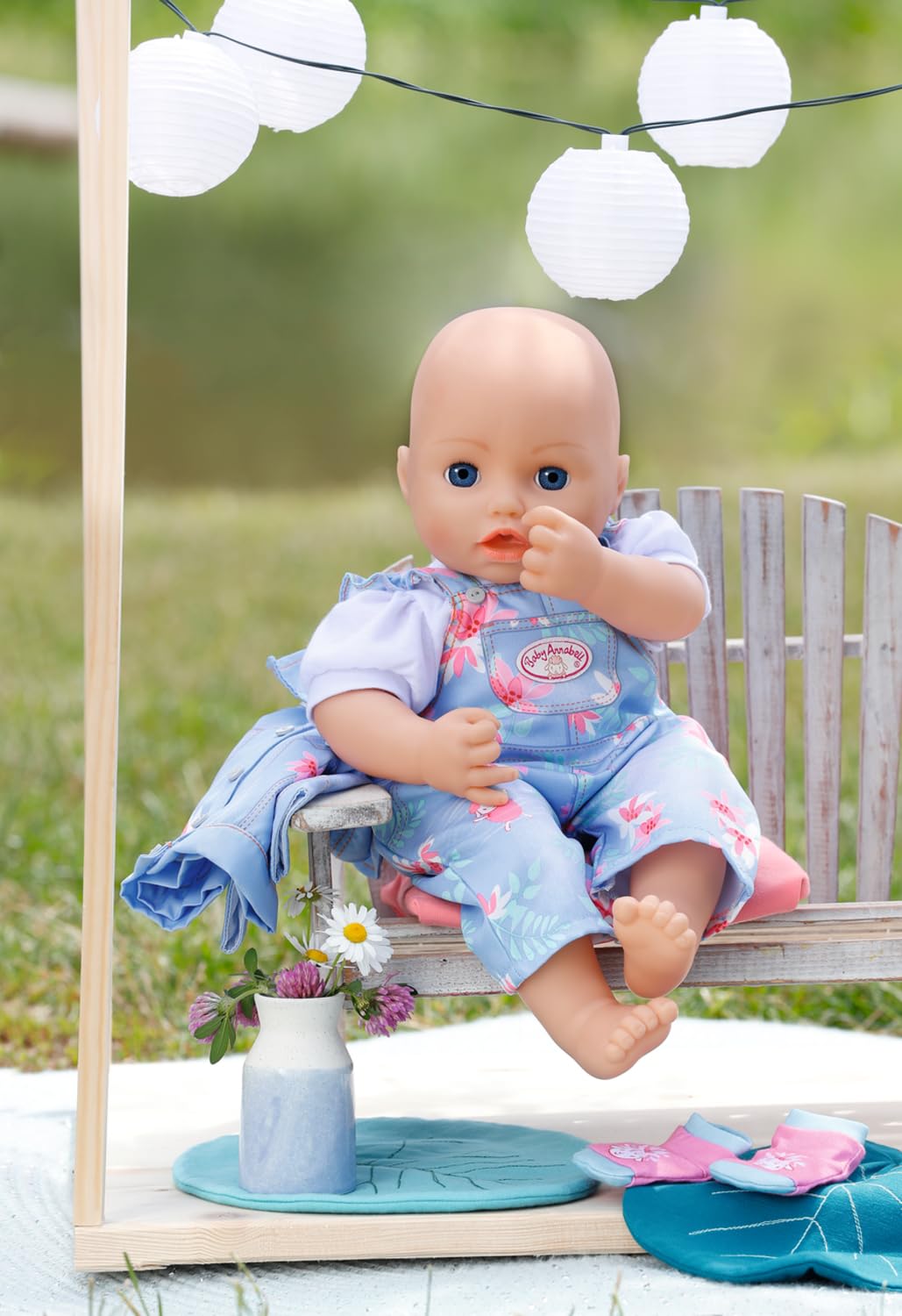 Baby Annabell Active Deluxe Jeans zestaw 43 cm - kwiatowy wzór - łatwy dla małych dłoni, kreatywna zabawa promuje empatię i umiejętności społeczne, dla małych dzieci w wieku od 3 lat - zawiera