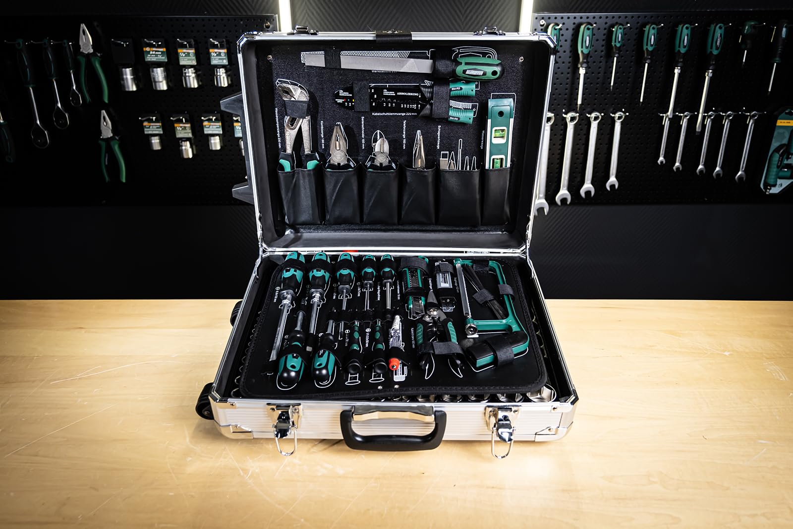 Brüder Mannesmann Werkzeugtrolley, 159-teilig - Werkzeugset mit Werkzeug aus Chrom-Vanadium-Stahl - inkl. Schraubendreher, Zangen, Ratschen, Messschieber, Maßband, Stecknüsse & Bits | M29077